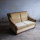 Canapé deux places Art déco en tissu beige avec cadre en bois orné brun foncé
