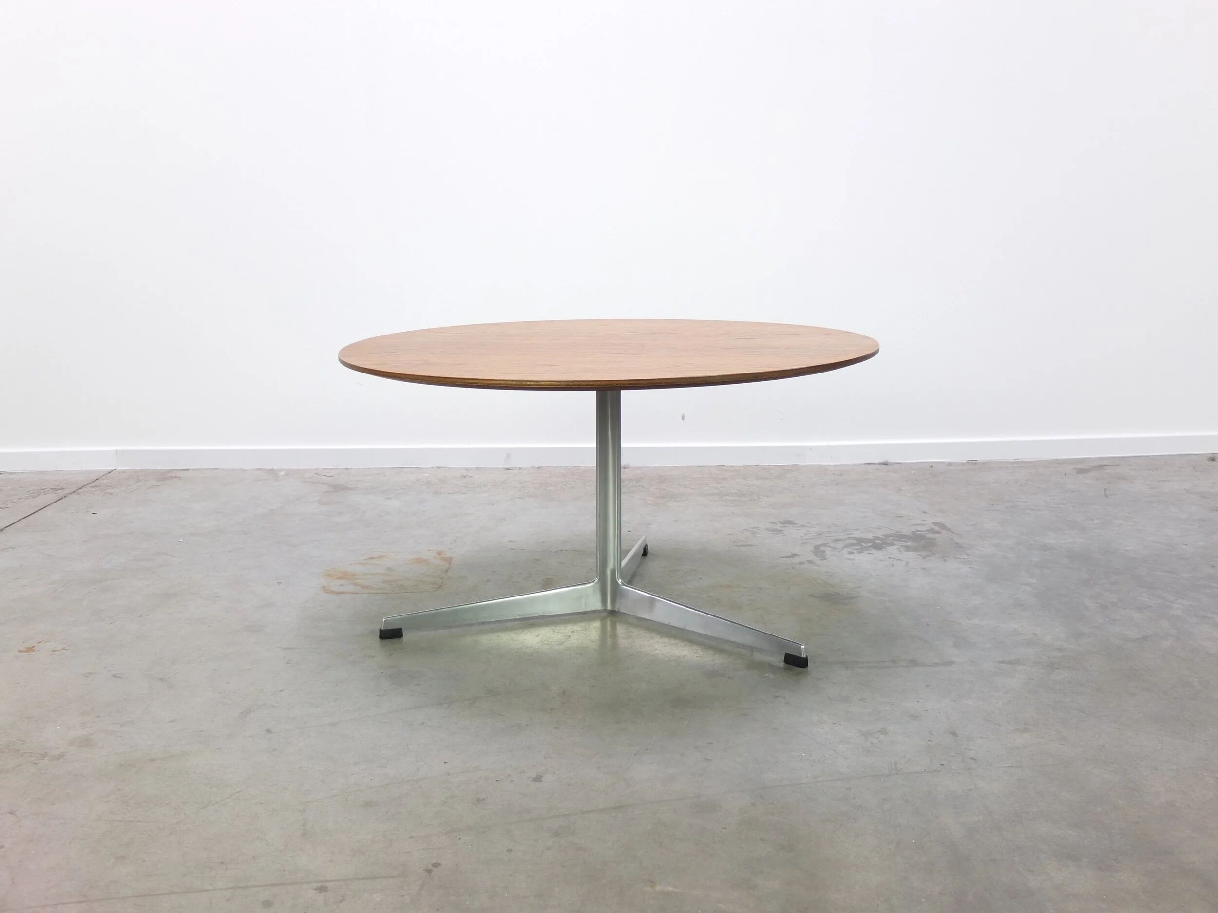 Circular coffee table in oak by Arne Jacobsen for Fritz Hansen, 1960s