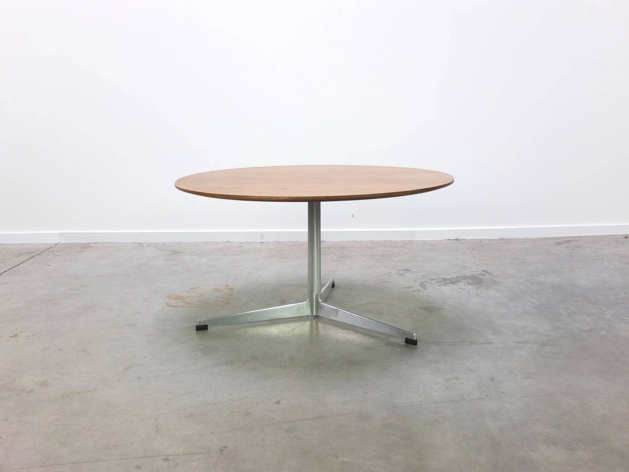 Circular coffee table in oak by Arne Jacobsen for Fritz Hansen, 1960s