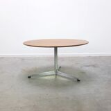 Circular coffee table in oak by Arne Jacobsen for Fritz Hansen, 1960s