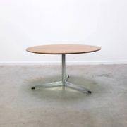Circular coffee table in oak by Arne Jacobsen for Fritz Hansen, 1960s