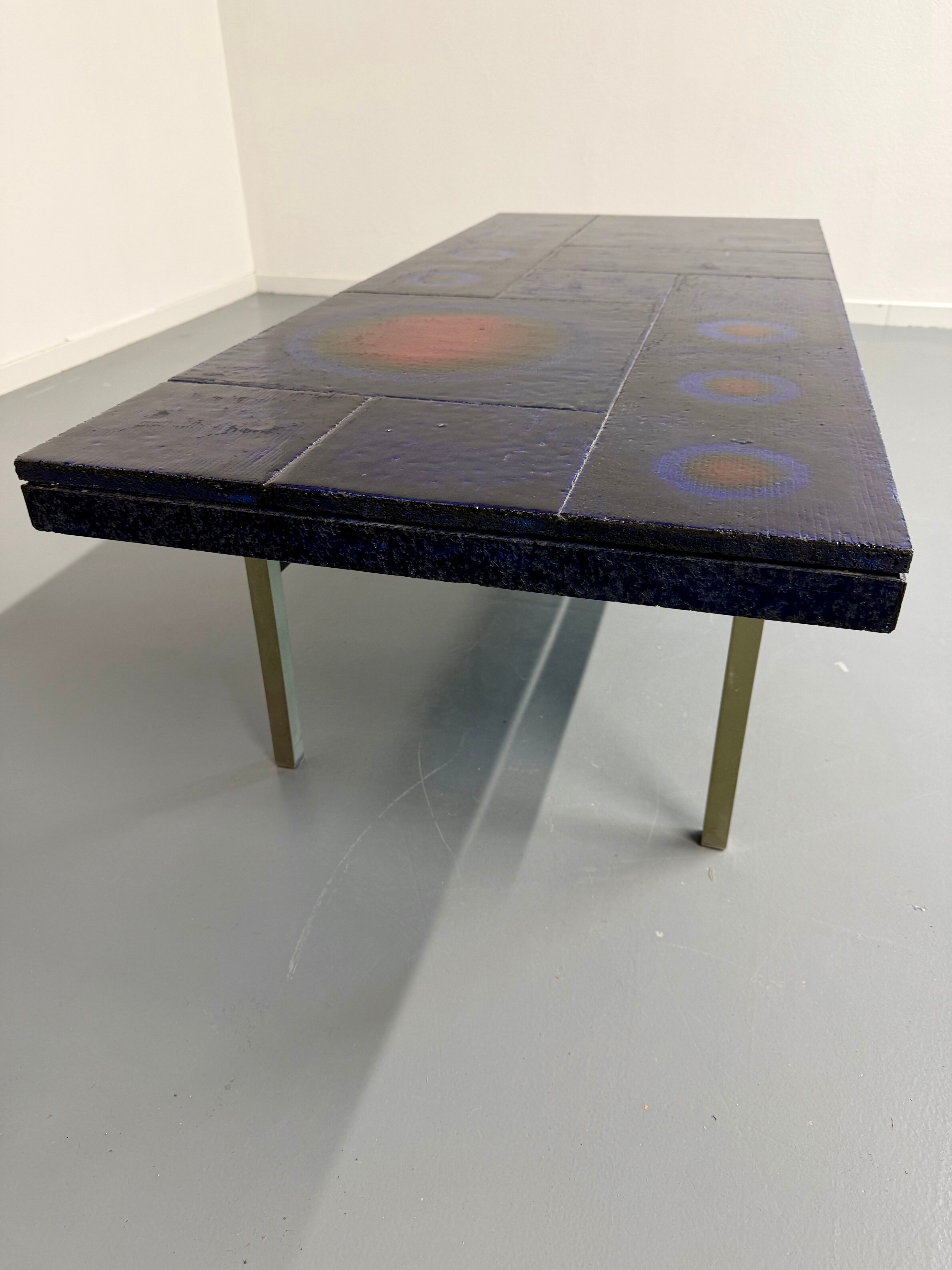 Table basse en céramique émaillée bleue design année 70