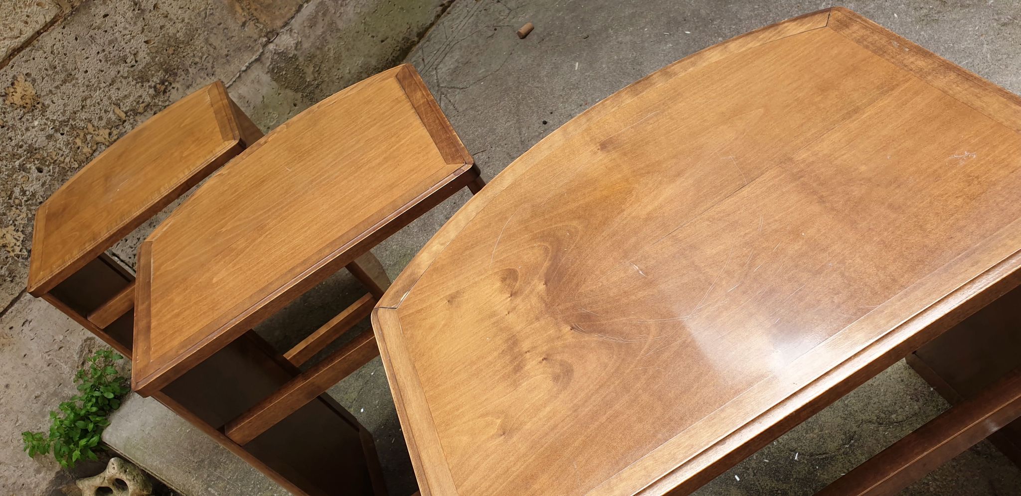 Tables gigognes en bois clair