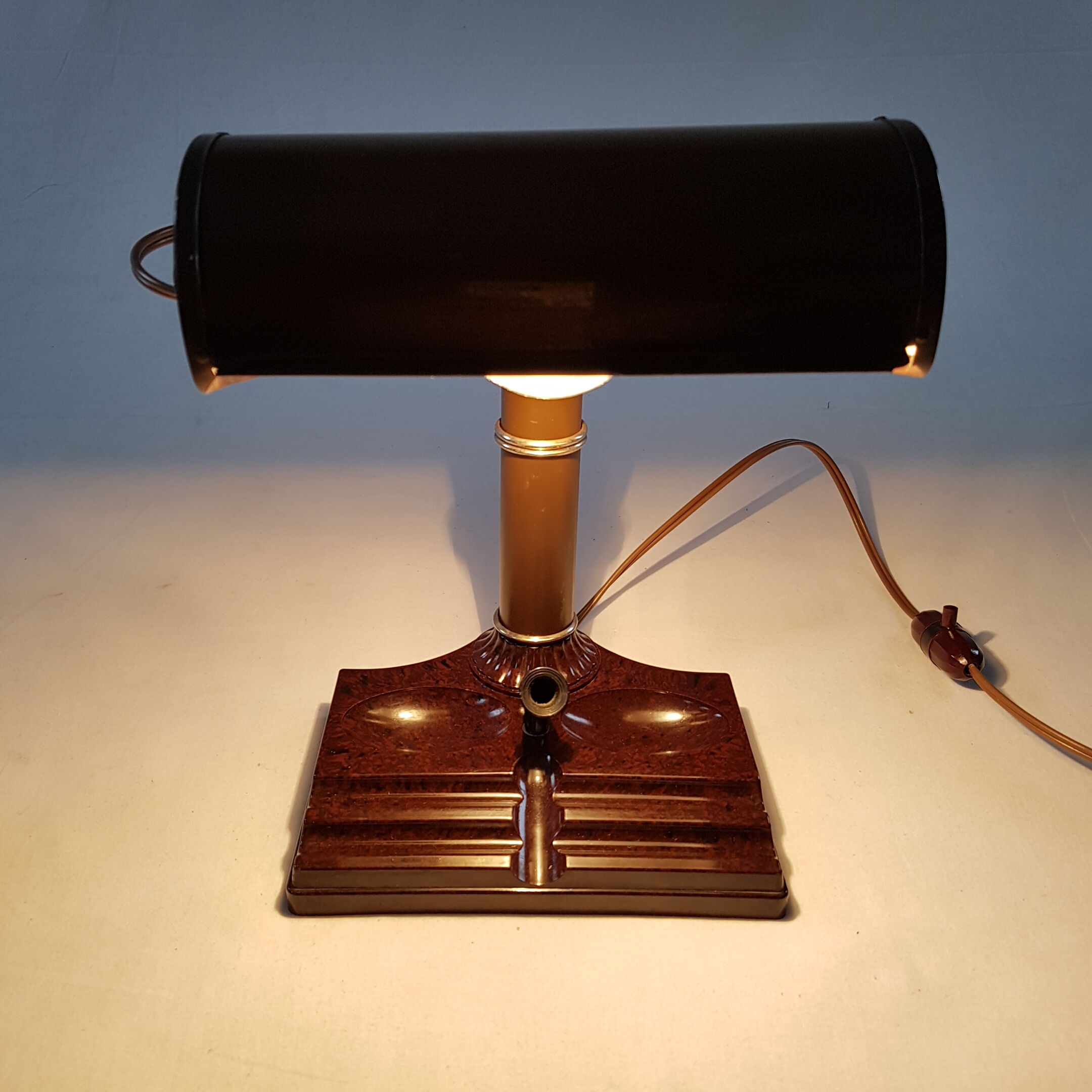 Style in brown bakelite altas appliance brookli banker desk lamp