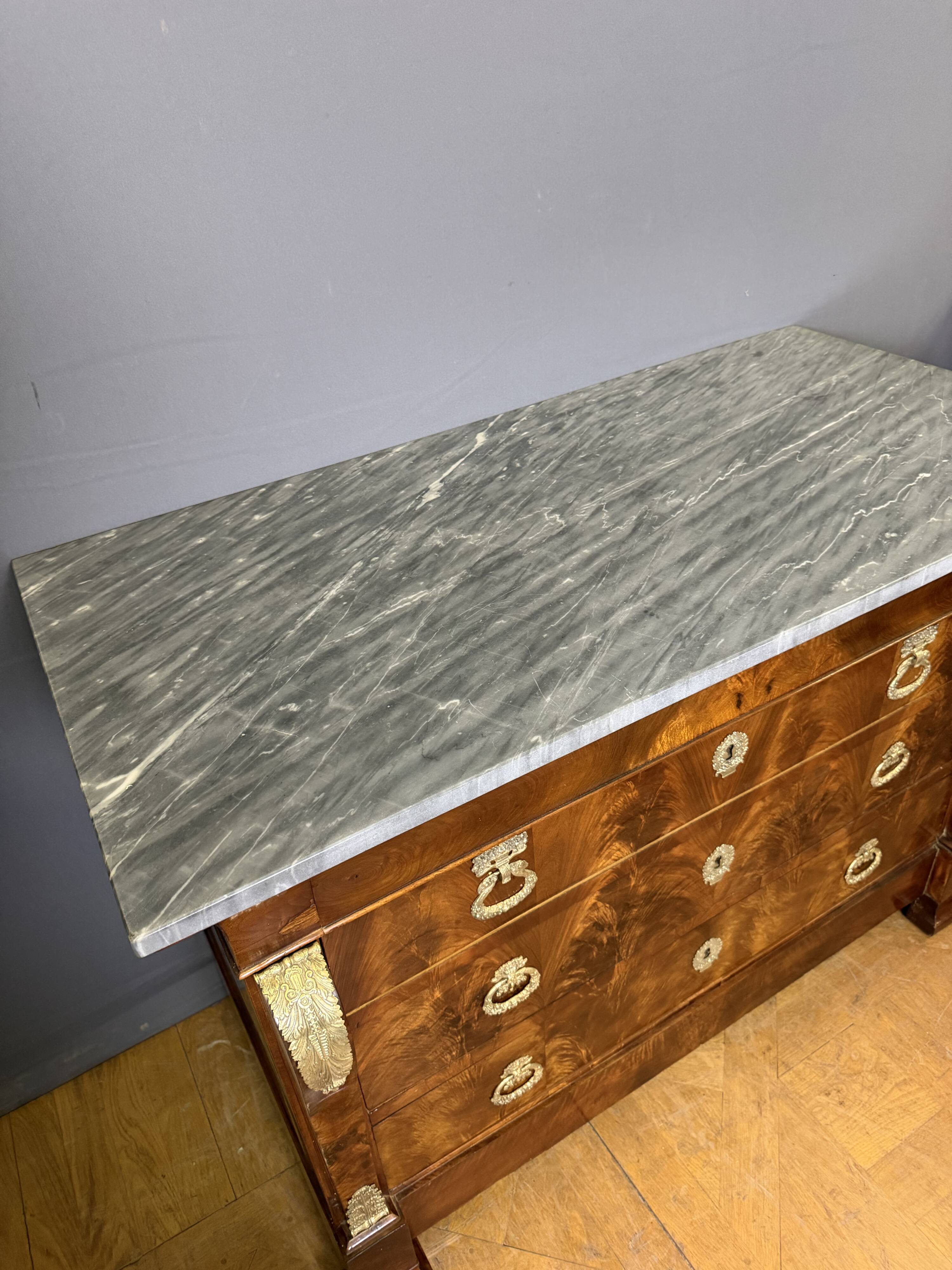 commode d'époque Restauration à Crosses