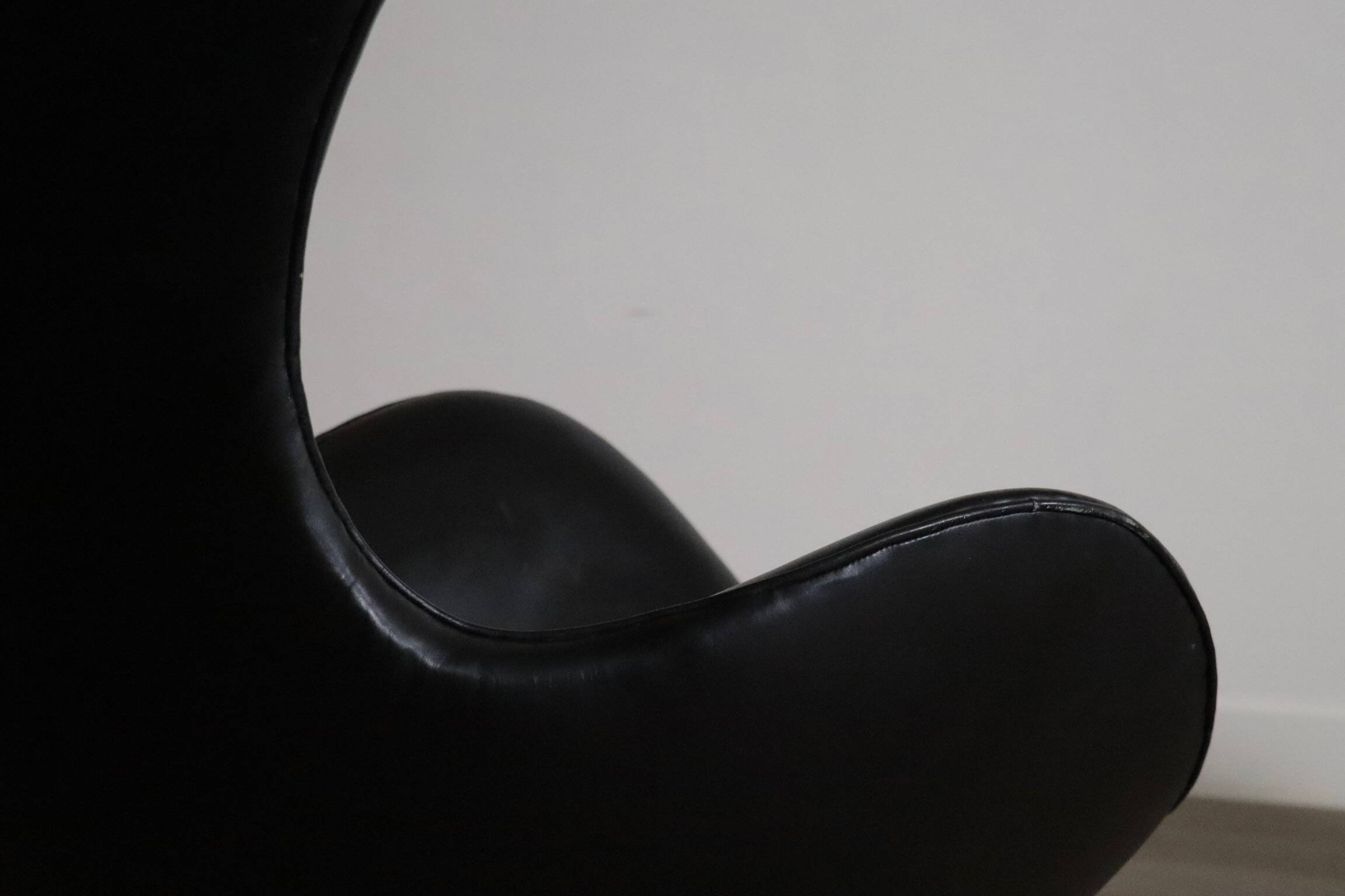 "Egg" armchair with ottoman, designed by Arne Jacobsen for Fritz Hansen, Denmark, 1963