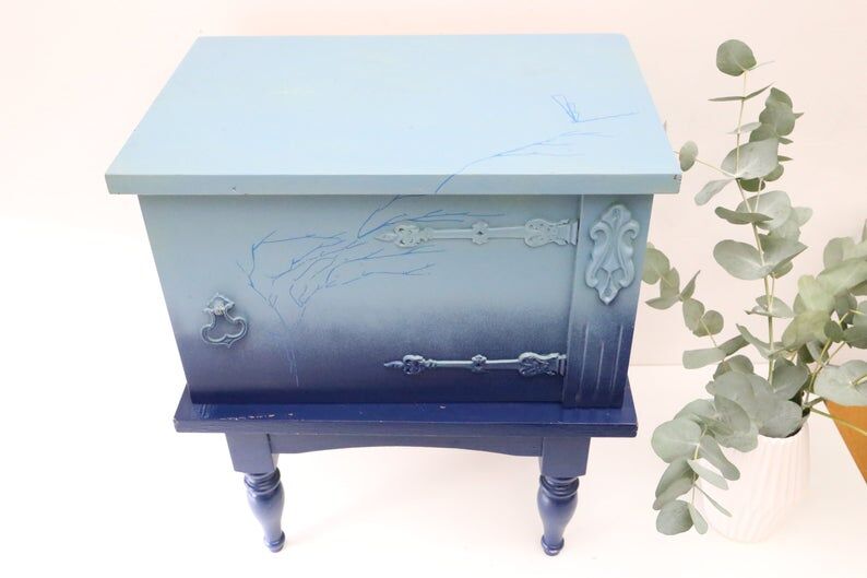 Meuble d'appoint, décoré par un artiste graffeur