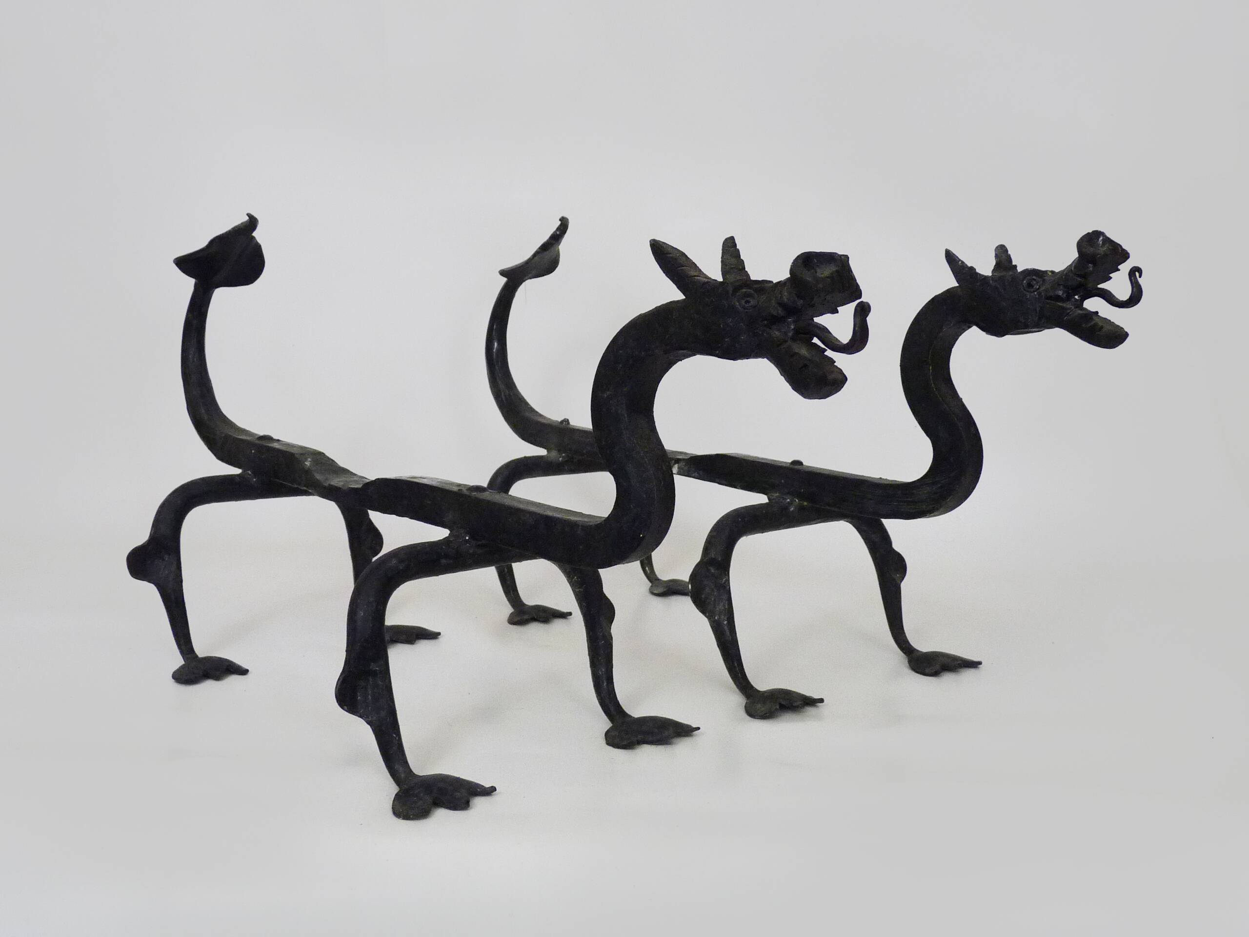 Paire de chenets de cheminée aux dragons en fer forgé