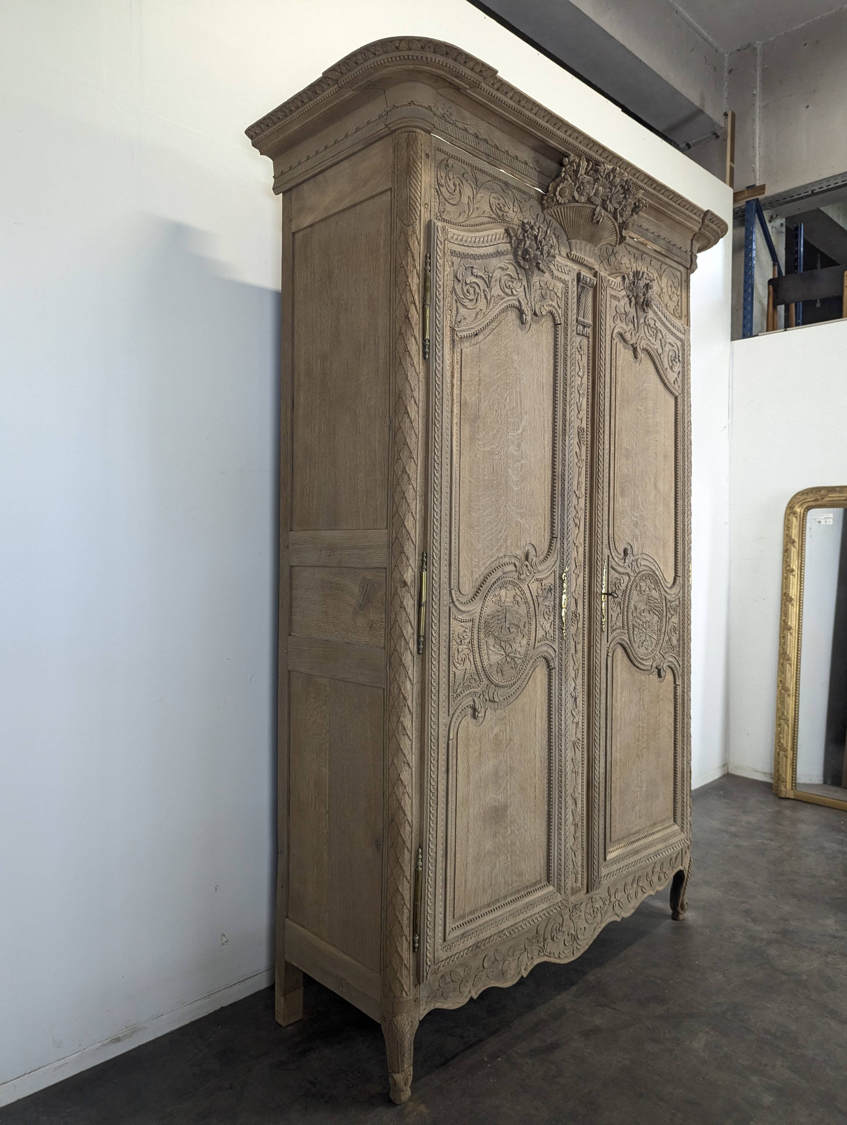 Norman wardrobe with bouquet design in solid oak