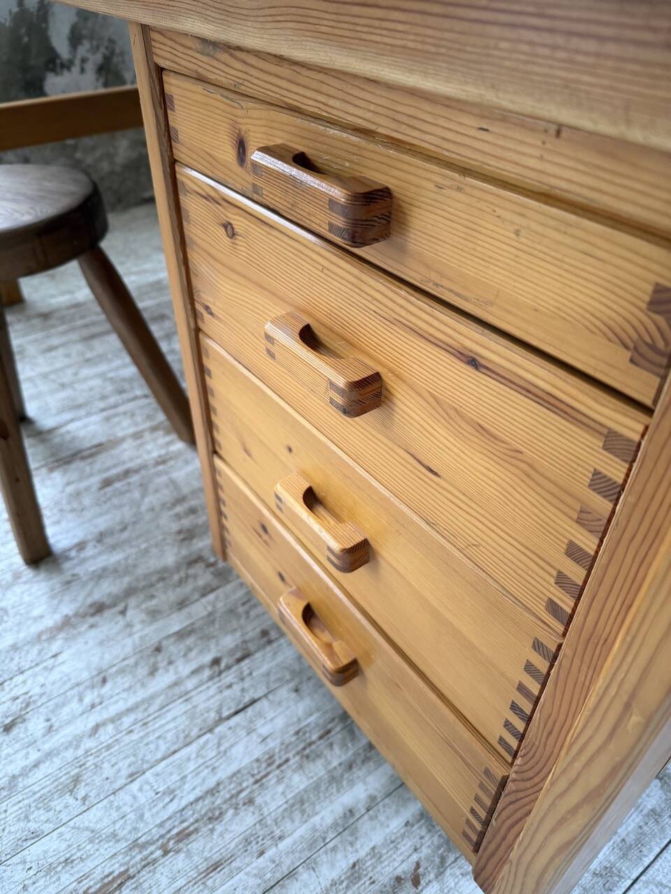 Bureau pin suédois style aperldoon 1970