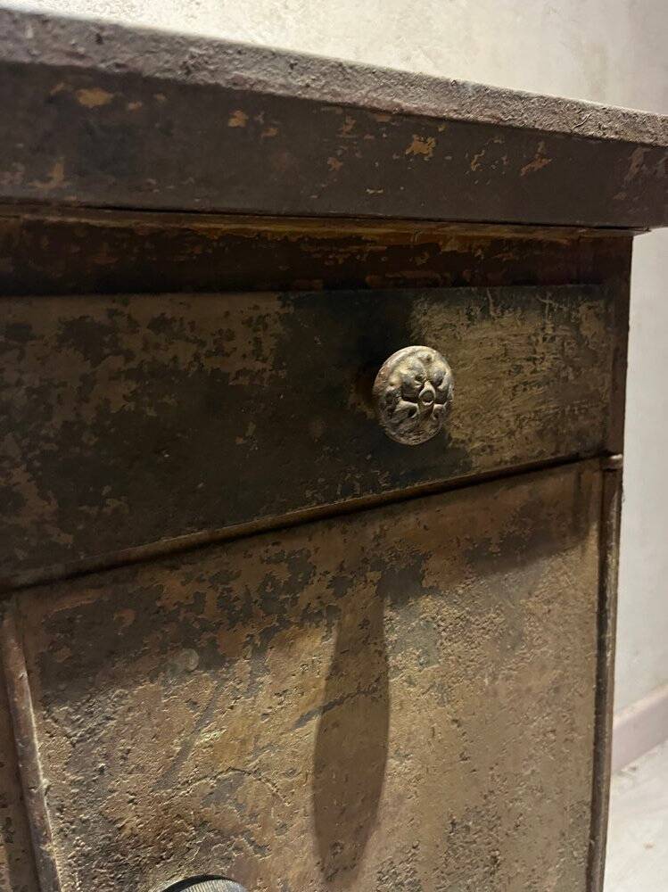 Meuble en métal riveté table de chevet