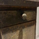 Meuble en métal riveté table de chevet