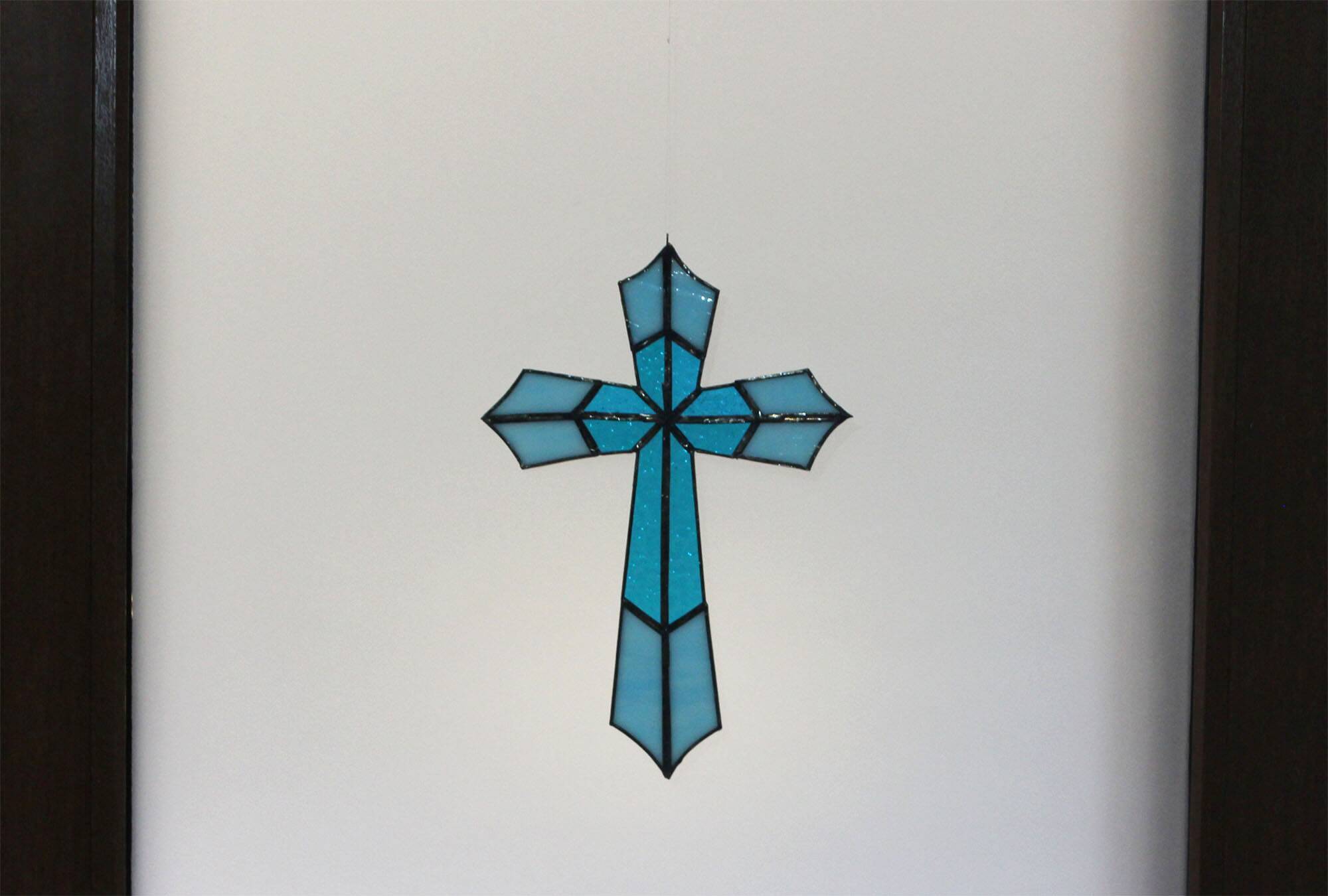 Vitrail Artisanal Croix – Verre Coloré Bleu – 40 × 50 cm – Pièce Unique
