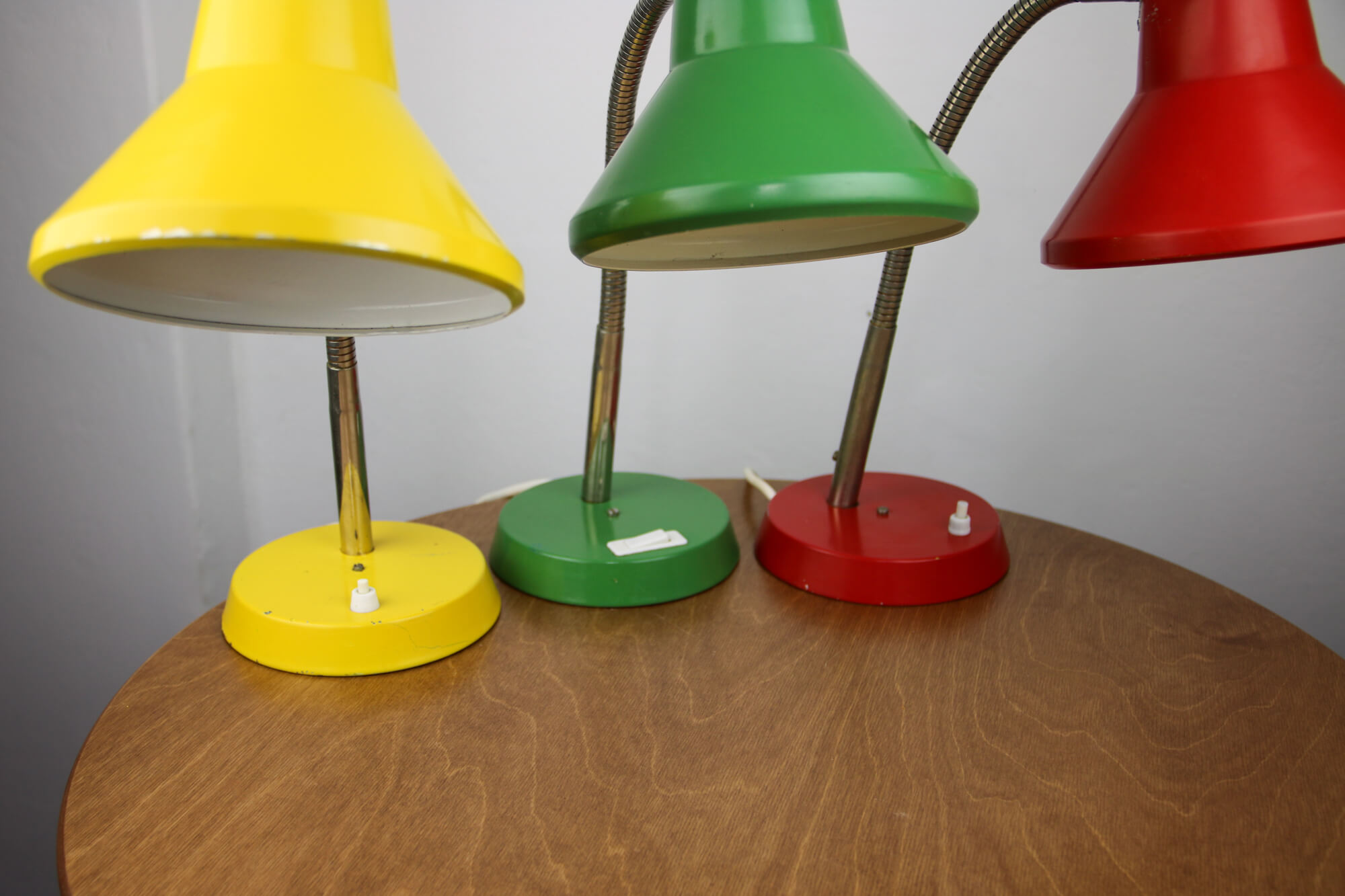 Adjustable desk lamps in painted green, red and yellow metal and chrome-plated spiral arm from tep,