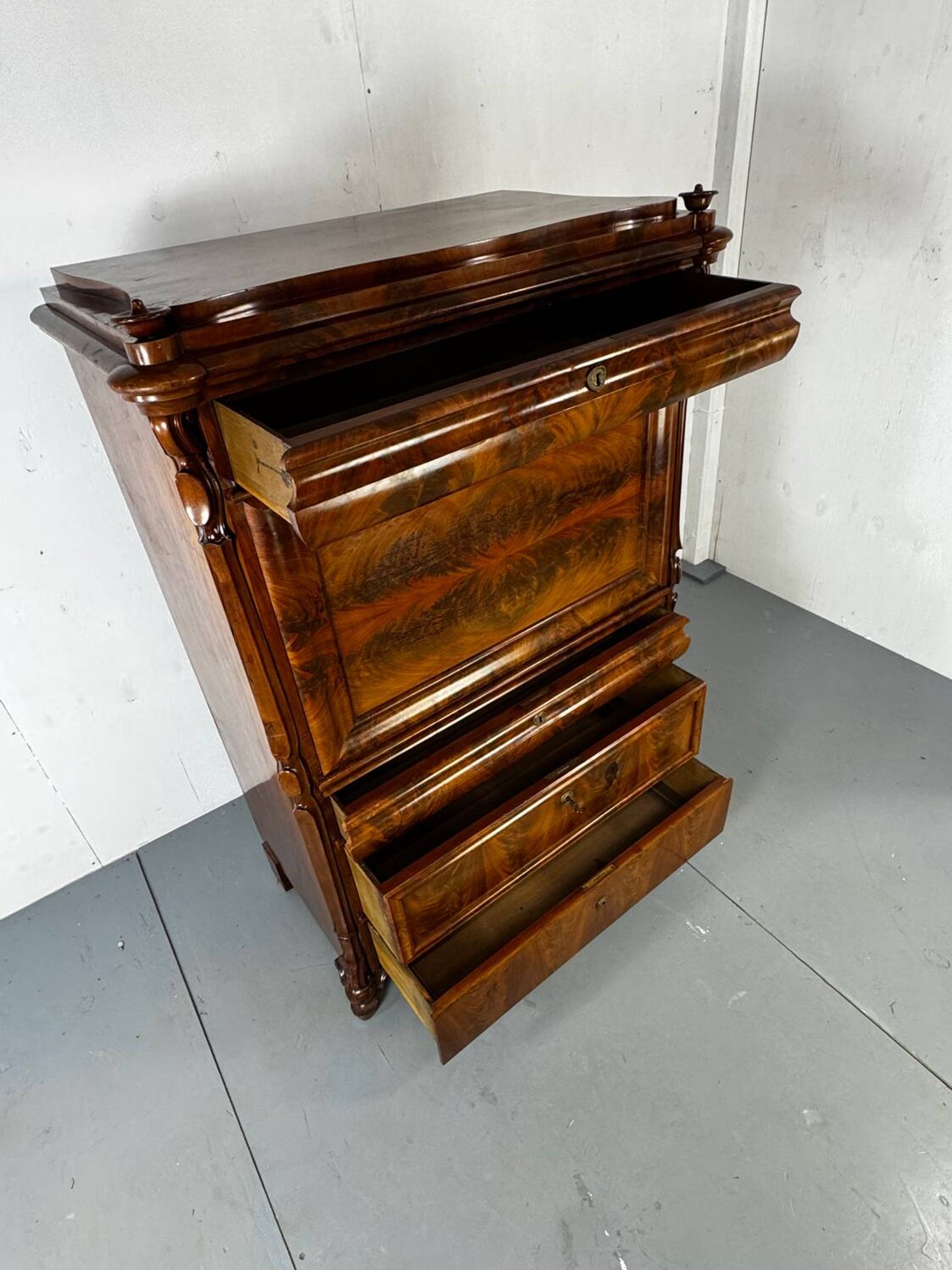 Biedermeier vintage oak and mahogany secretary desk, well-made, 1860.