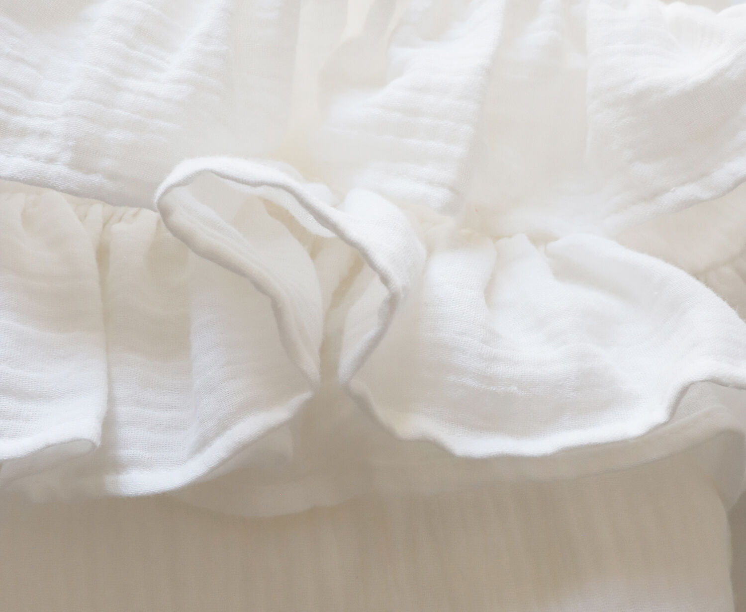 Nappe volantée en gaze de coton blanche et serviettes vichy jaune