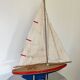 Grand voilier de bassin en bois Tirot 503, jouet ancien