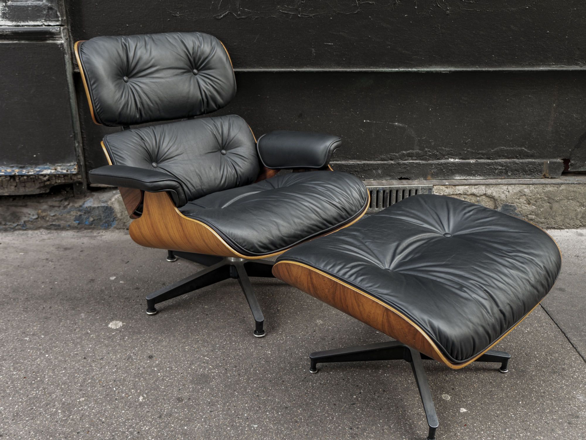 Armchair and ottoman by Charles et Ray Eames, Herman Miller edition, 1970