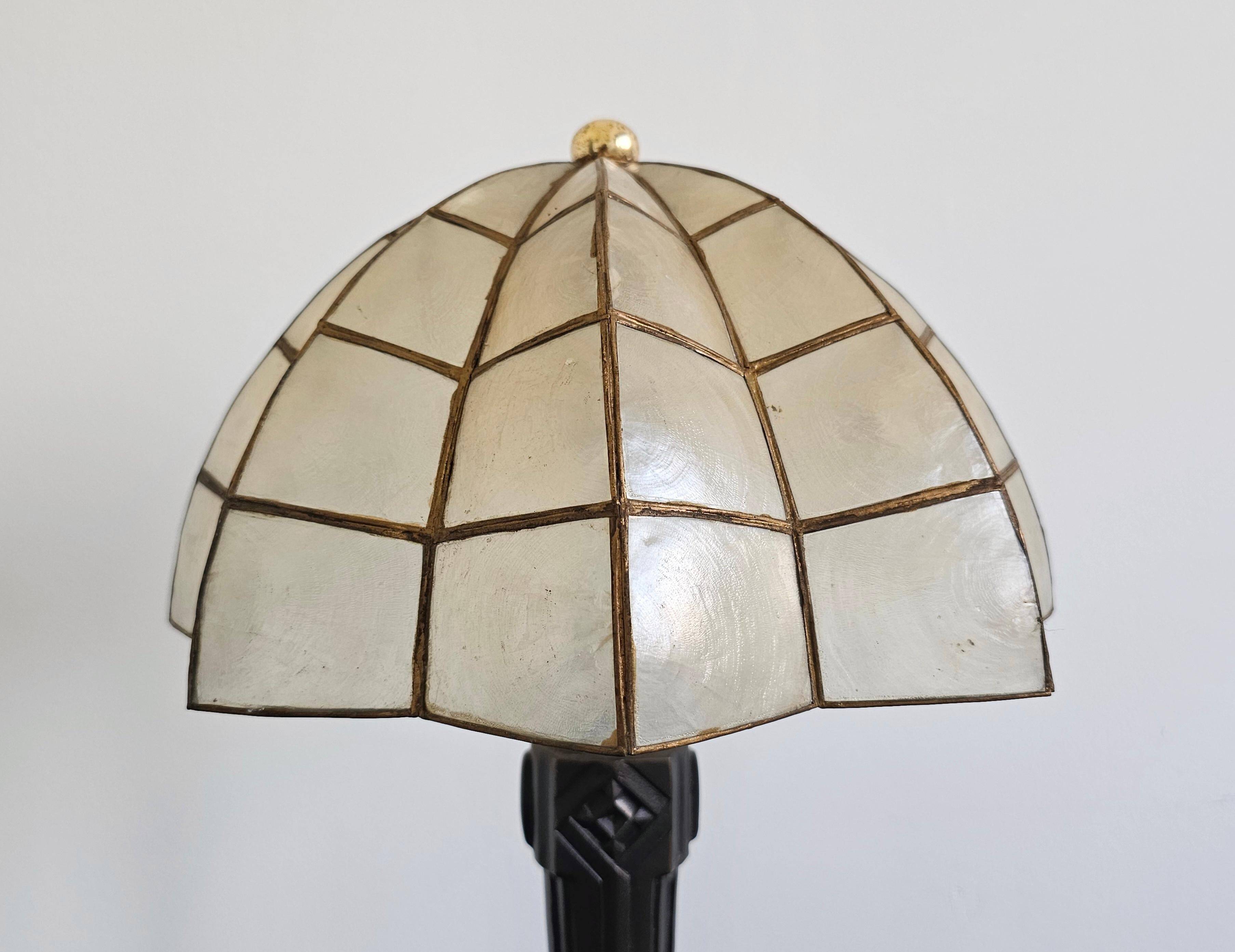 Lampe de table Art Déco tardive en bronze avec abat-jour coquille Capiz années 1950