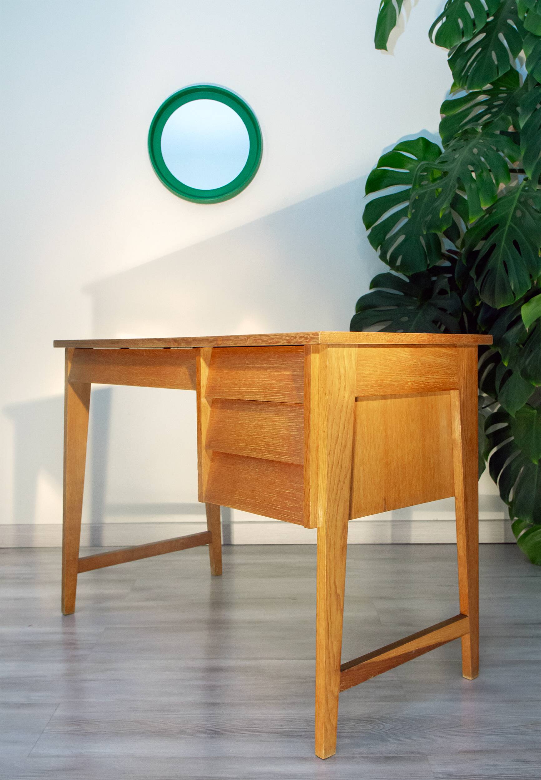 Vintage desk from the 60s-70s, light oak, in superb condition.