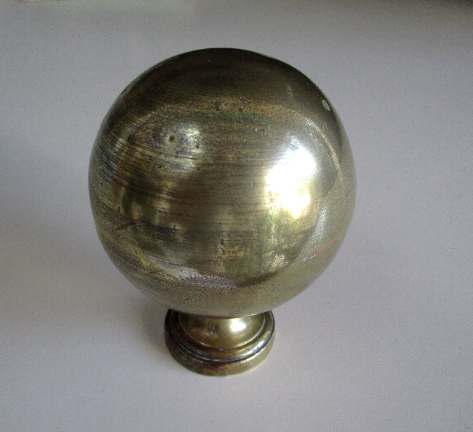 Boule ancienne en laiton  pour rampe d'escalier