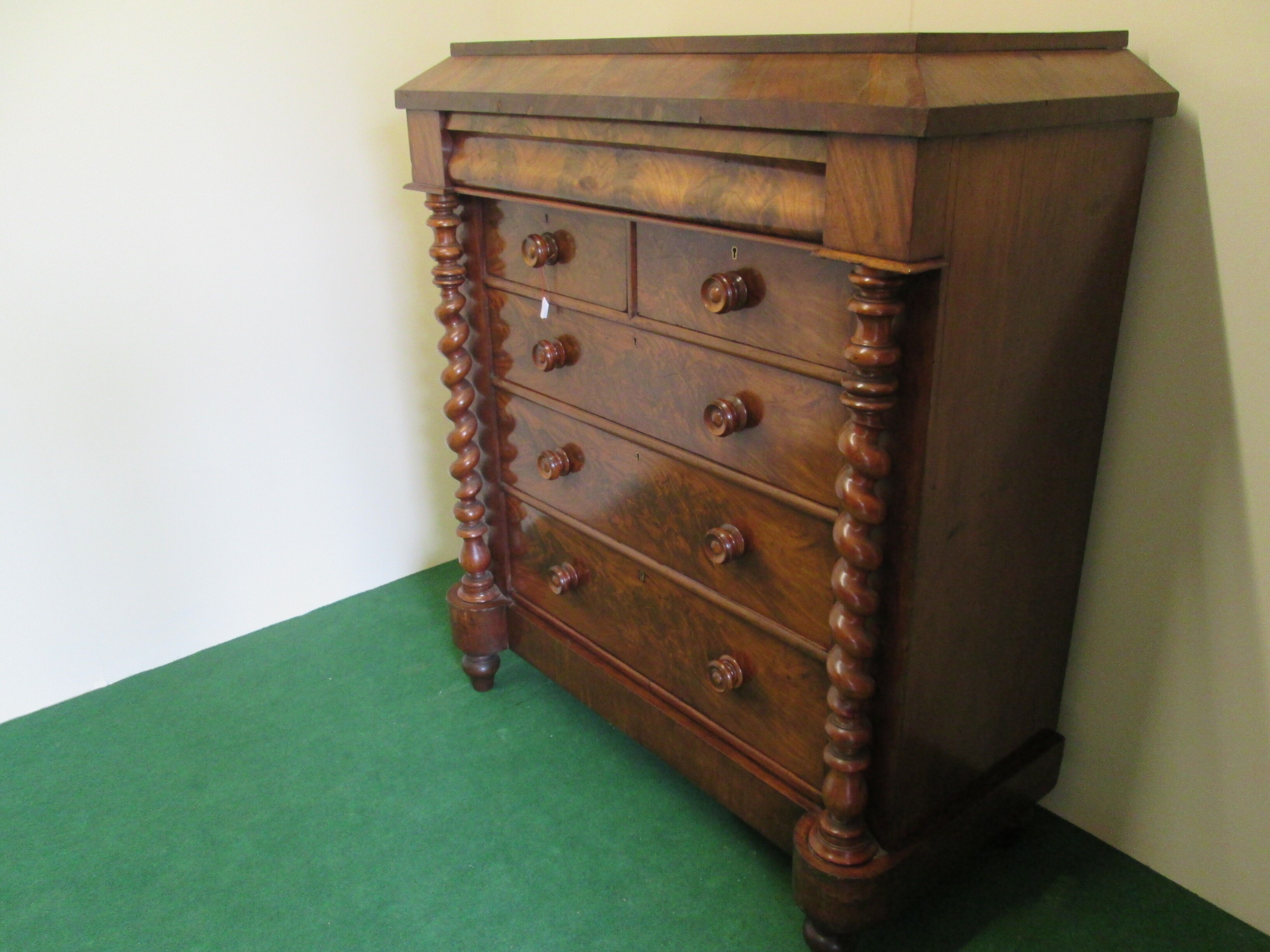 Scottish mahogany chest of drawers from 1880
