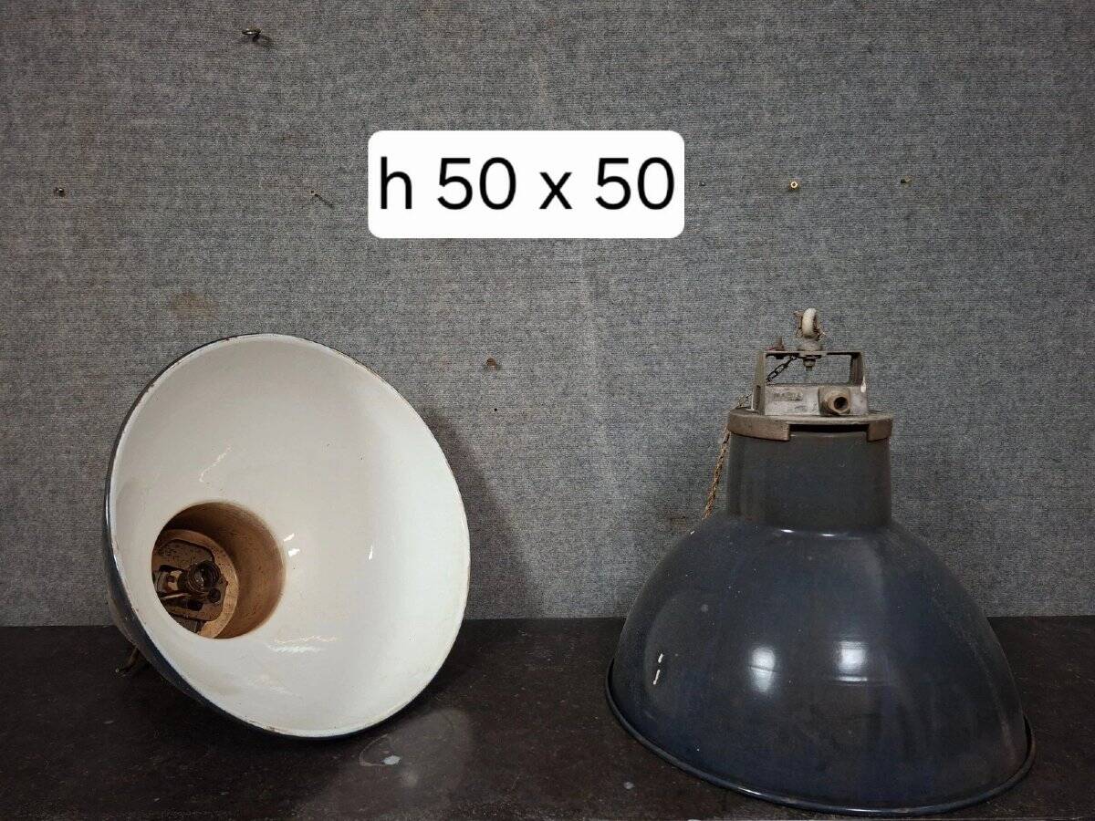 Pair of industrial pendant lights in enamelled sheet metal – 20th century (lot A)