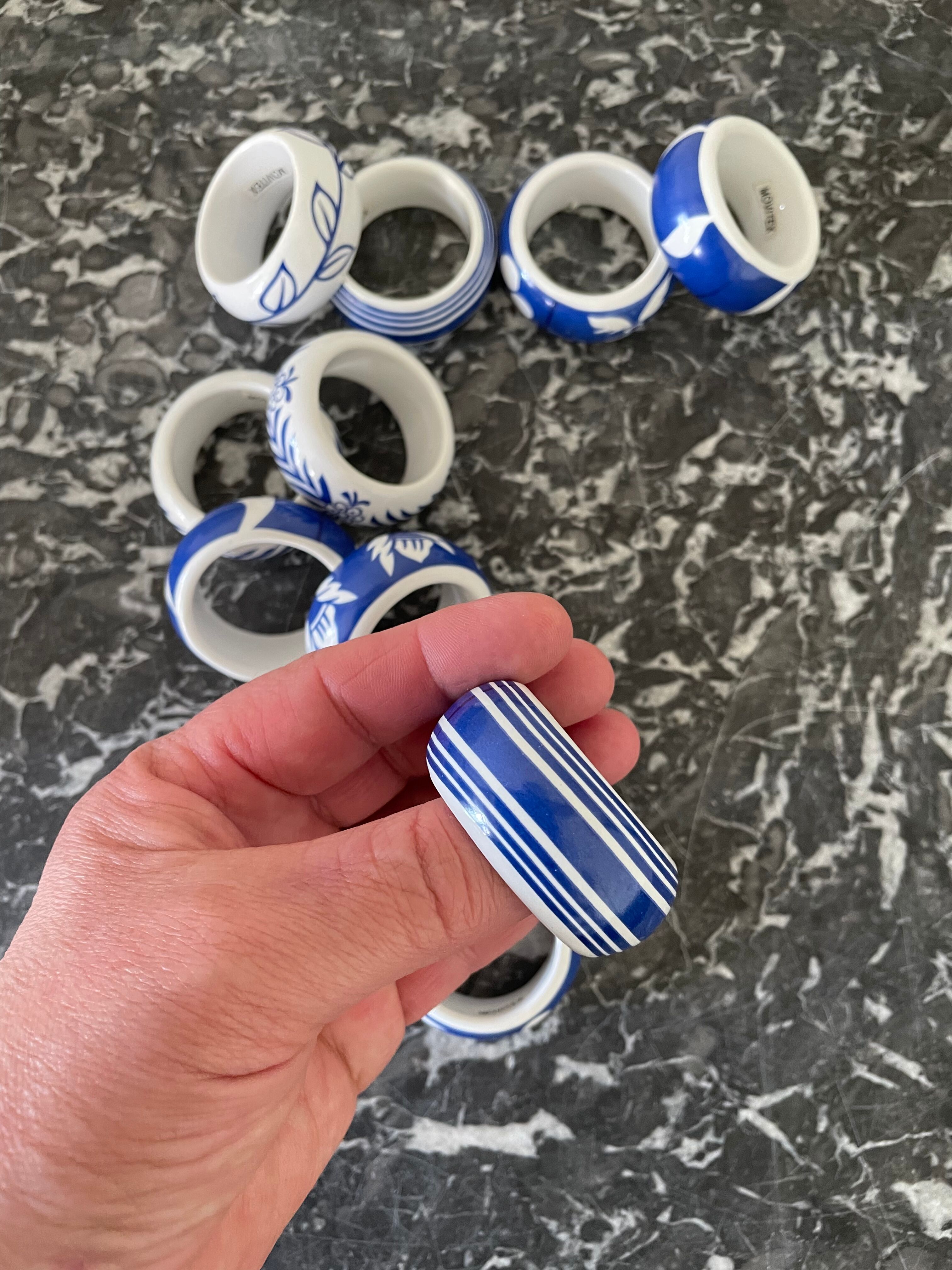 Set of 12 napkin rings in porcelain