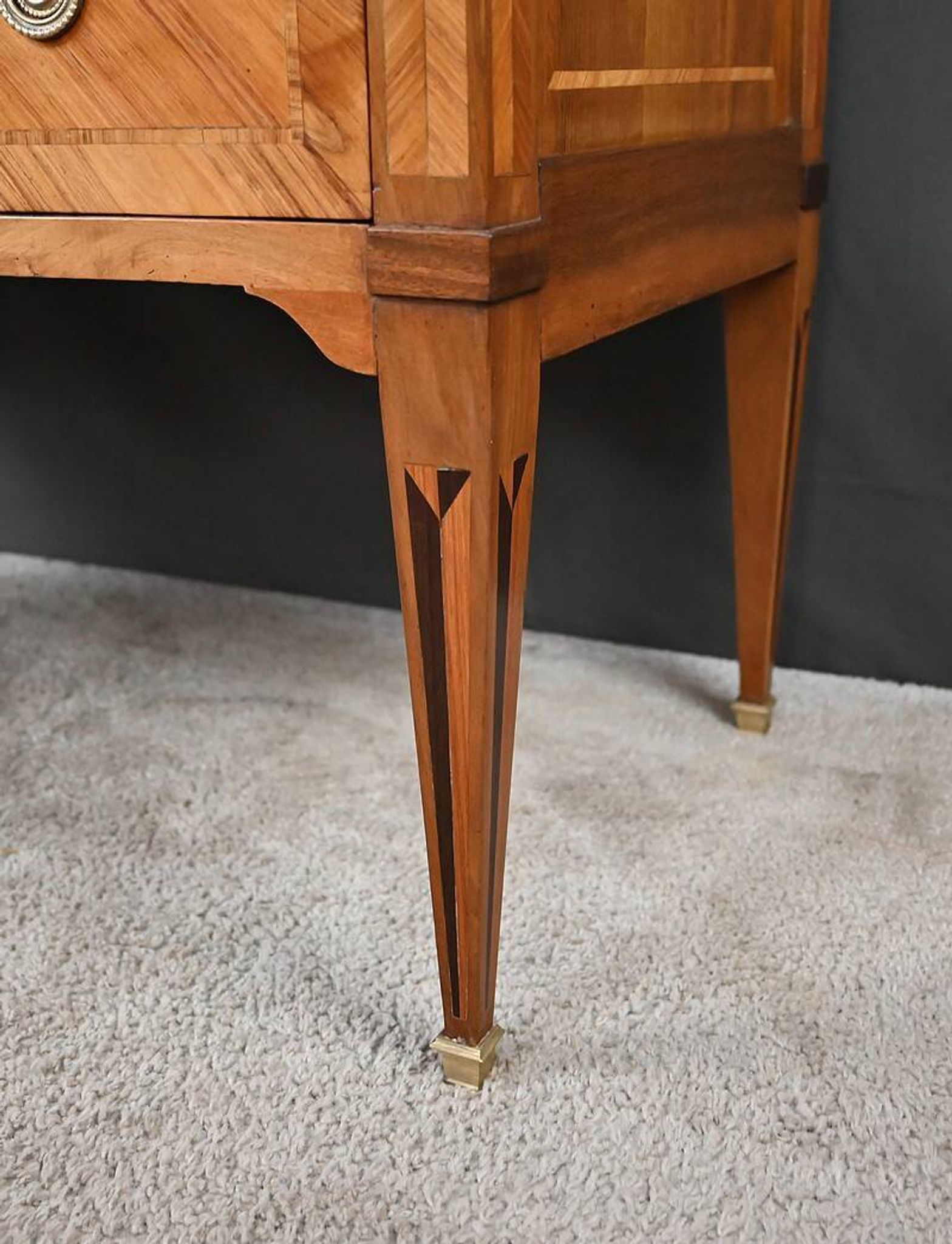 Commode Sauteuse en Marqueterie, Style Louis XVI – 1re partie XXe