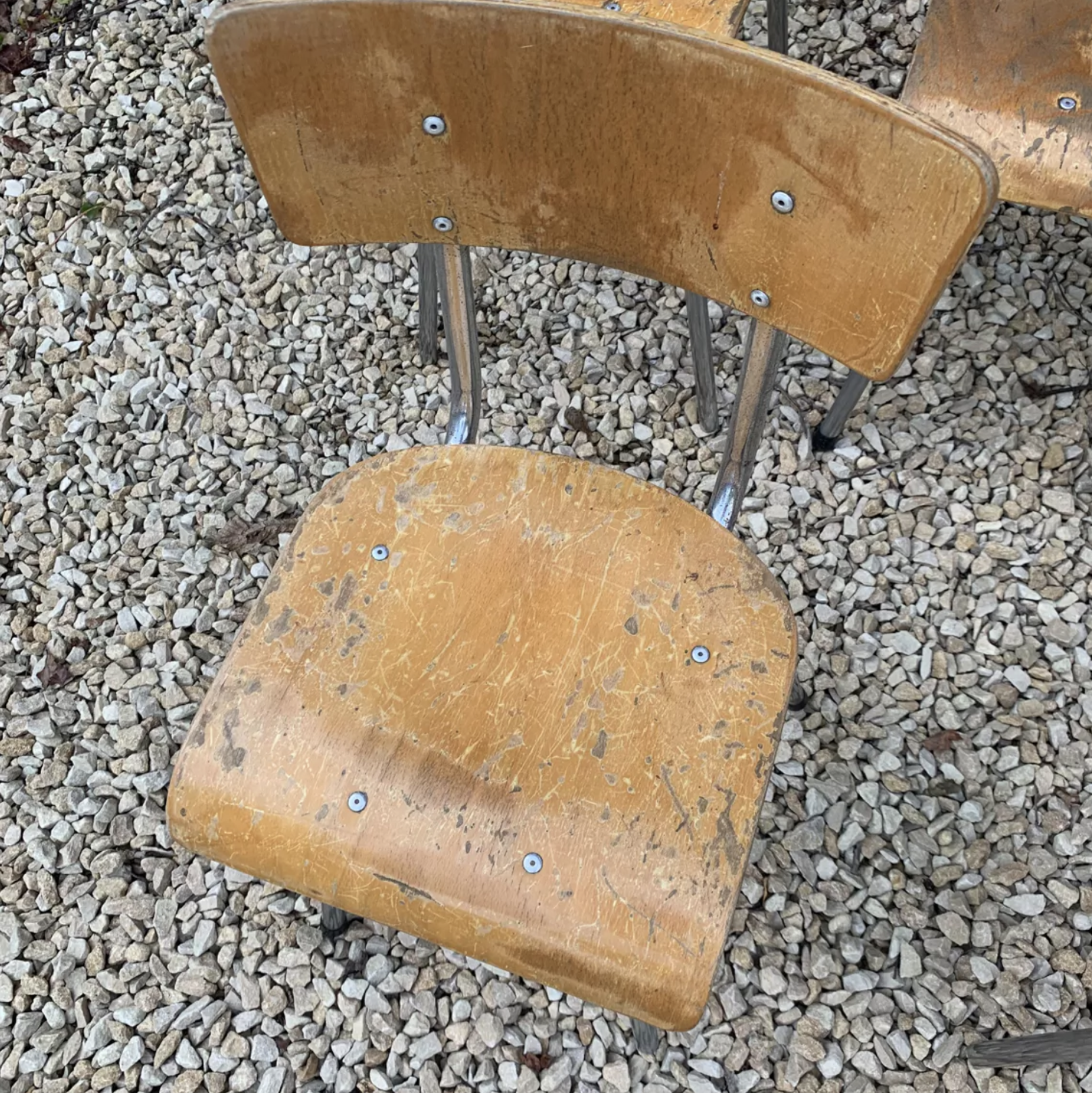 Chaise d'écolier plusieurs pièces disponibles