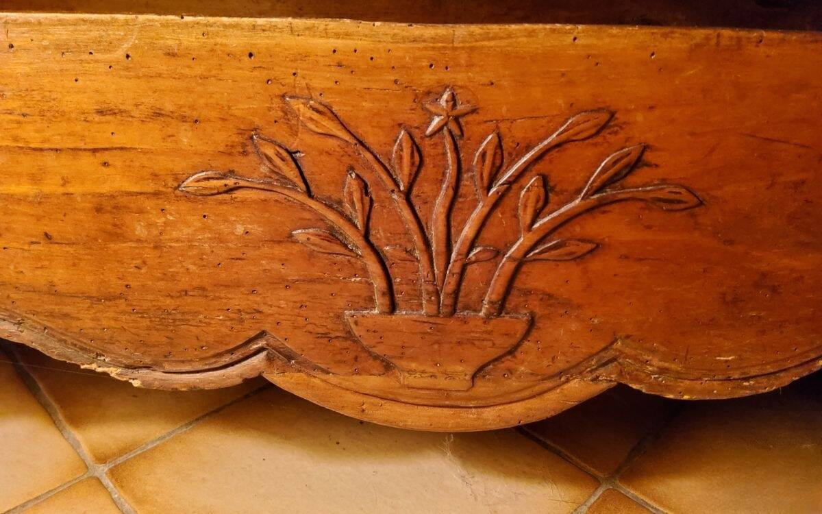 Rustic or authentic country buffet with beautiful sculptures.