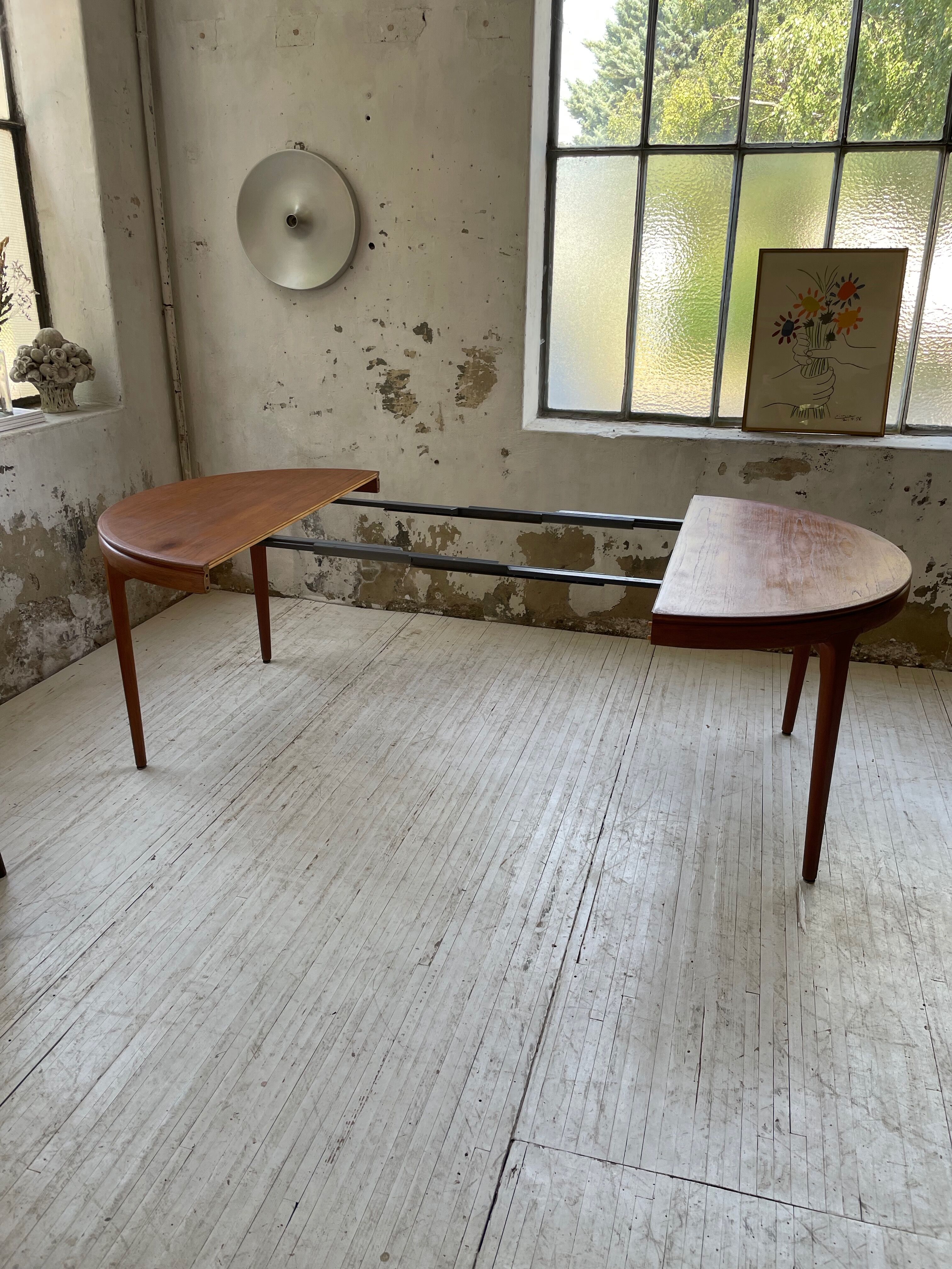 Round table 120-230 cm scandinavian samcom arne hovmand olsen