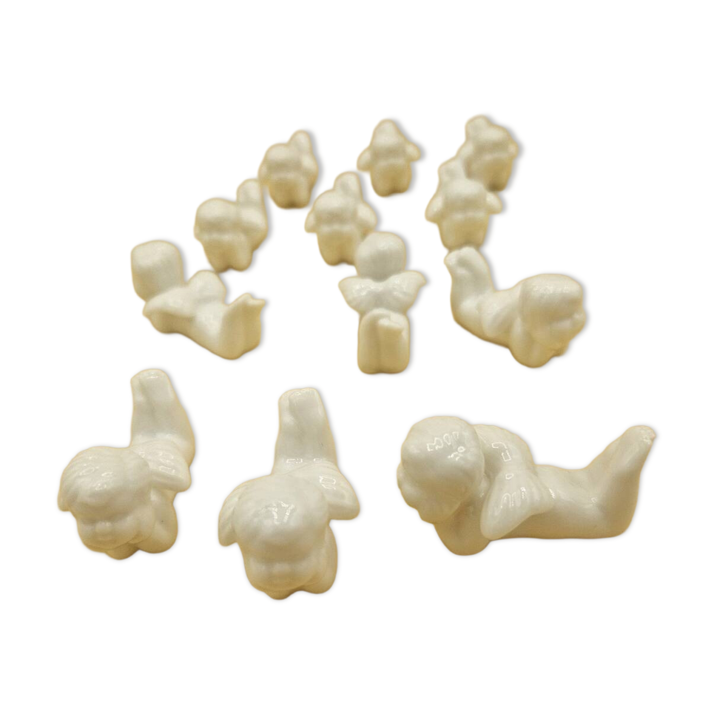 12 porte-couteaux vintage en porcelaine figurant des chérubins