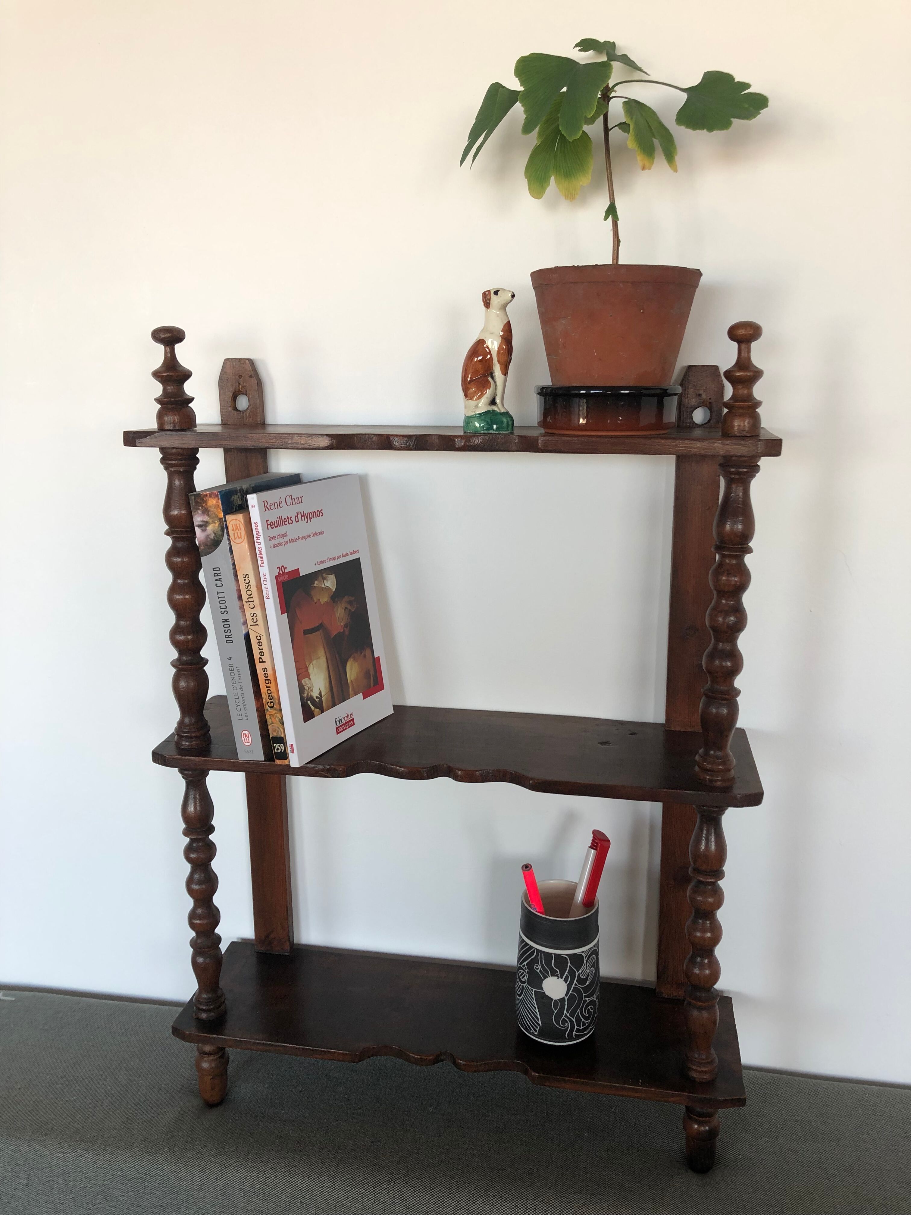 Étagère ancienne en bois brut