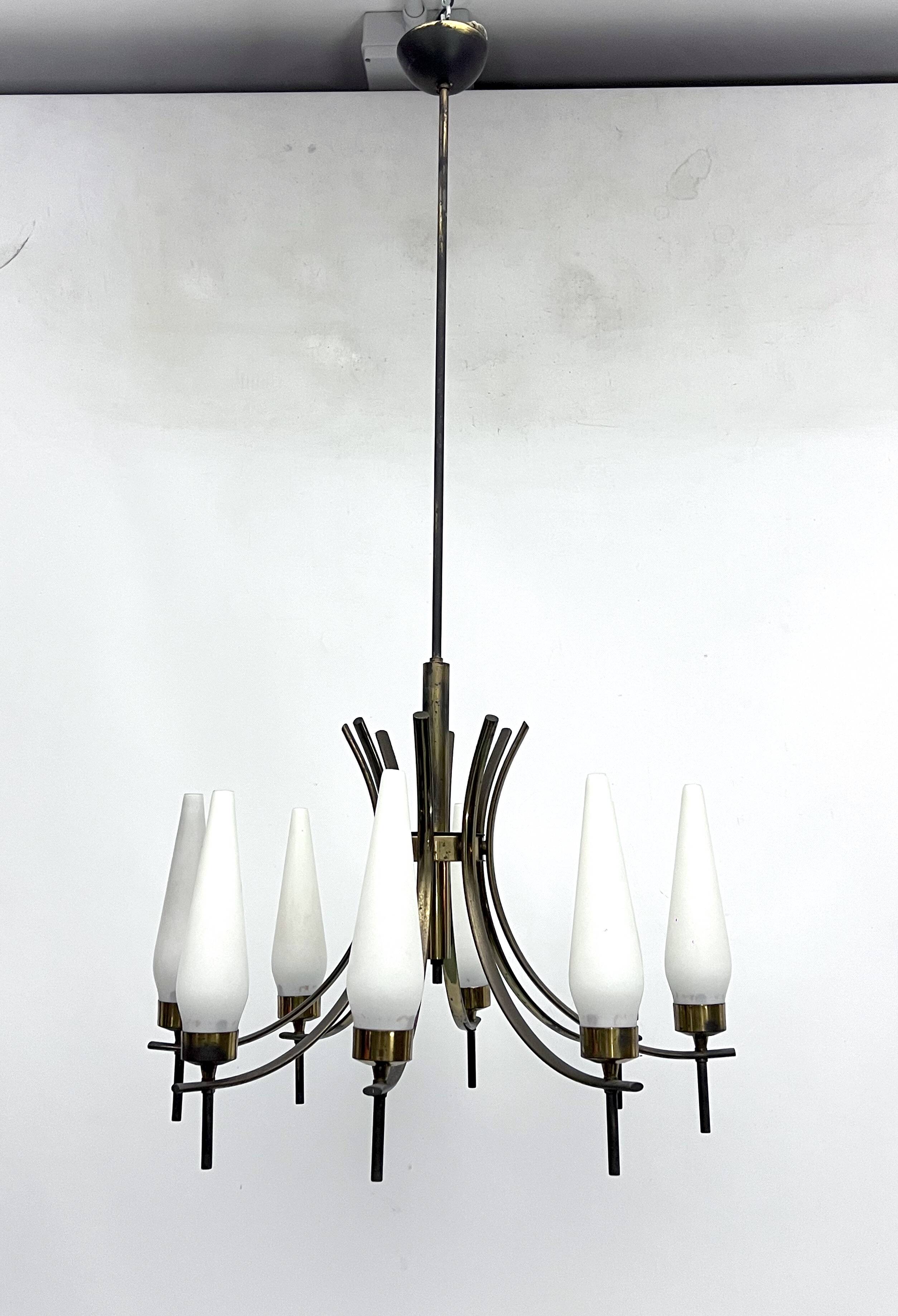 Mid-Century 8 lights brass and opaline glass chandelier. Italy 1950s