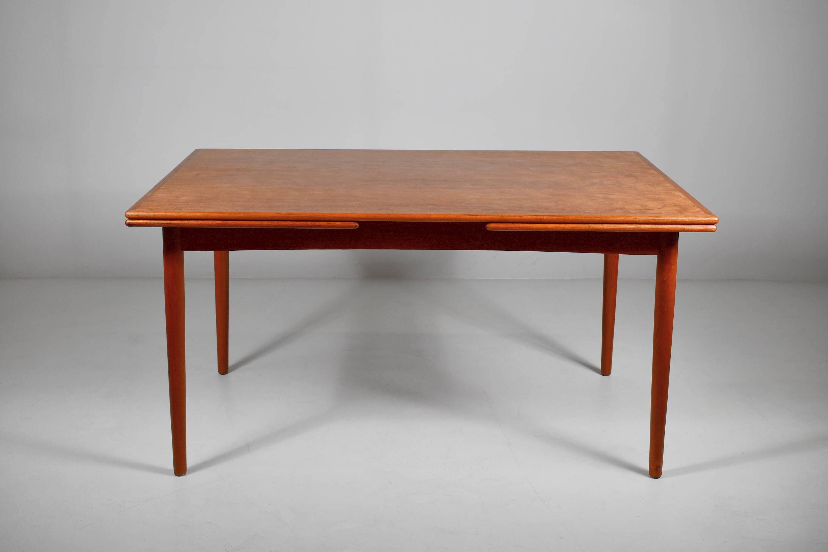 Table à manger en teck par Georg Petersens. Danemark, années 1960.