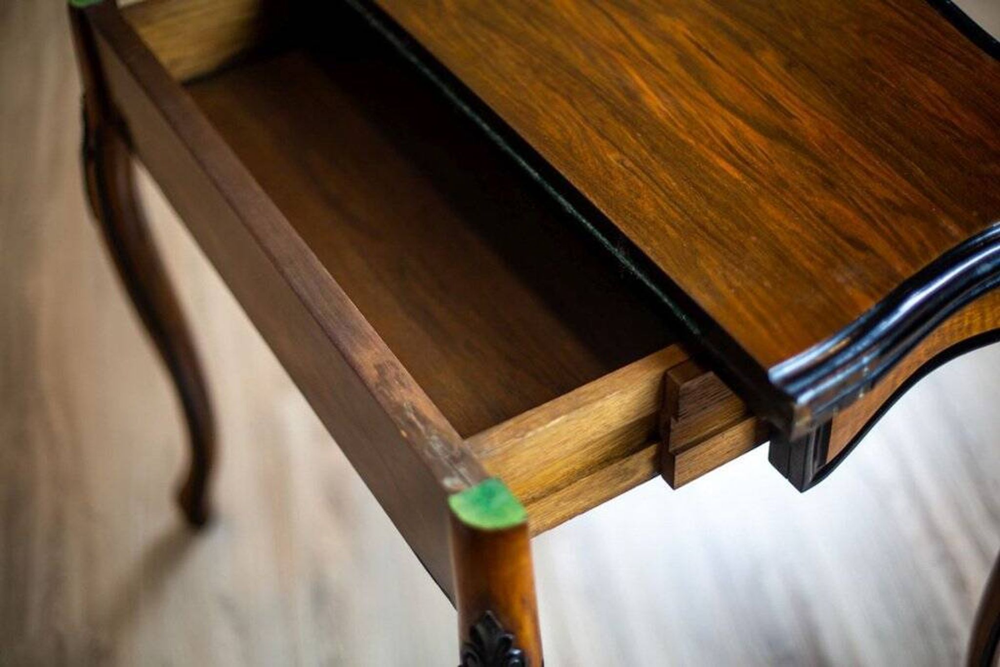 Table de jeu en noyer Louis Philippe antique, années 1890.