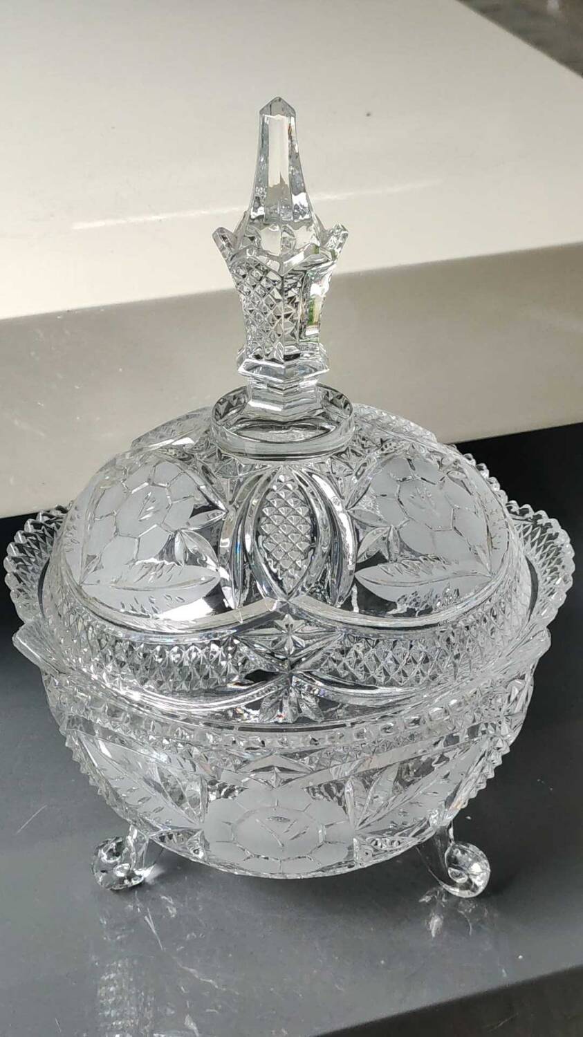 Large Bonbonniere/Drageoir in Bohemian crystal. Frosted floral motifs, diamond tip. Boho chic