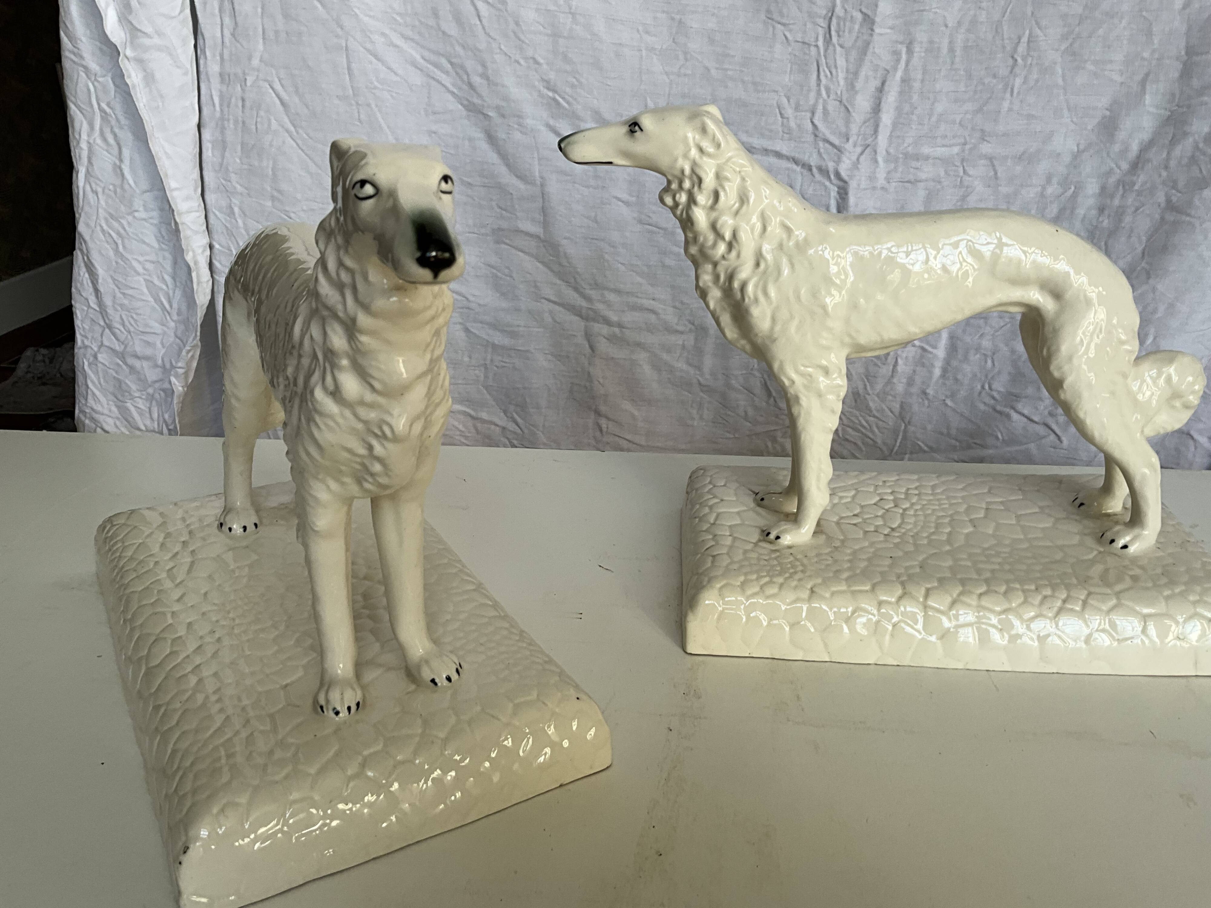 Rare paire de figurines en porcelaine de greyhound/borzoi. Tchécoslovaquie
