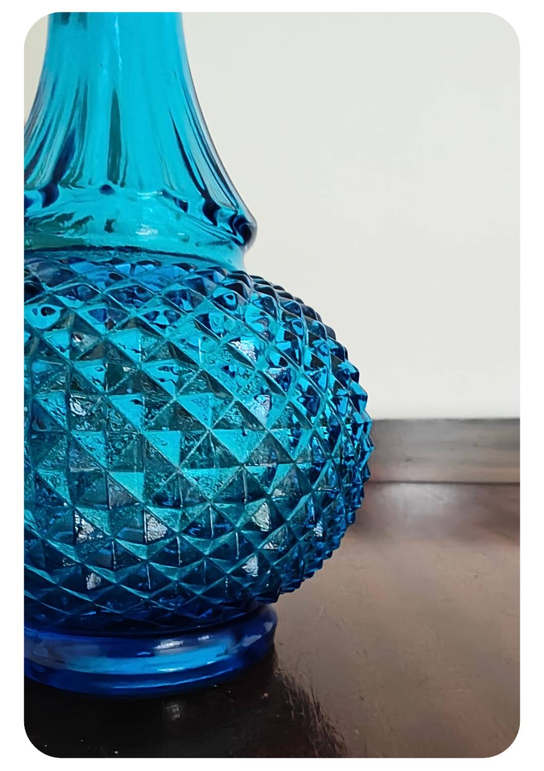 Bouteille en verre bleu belge vintage