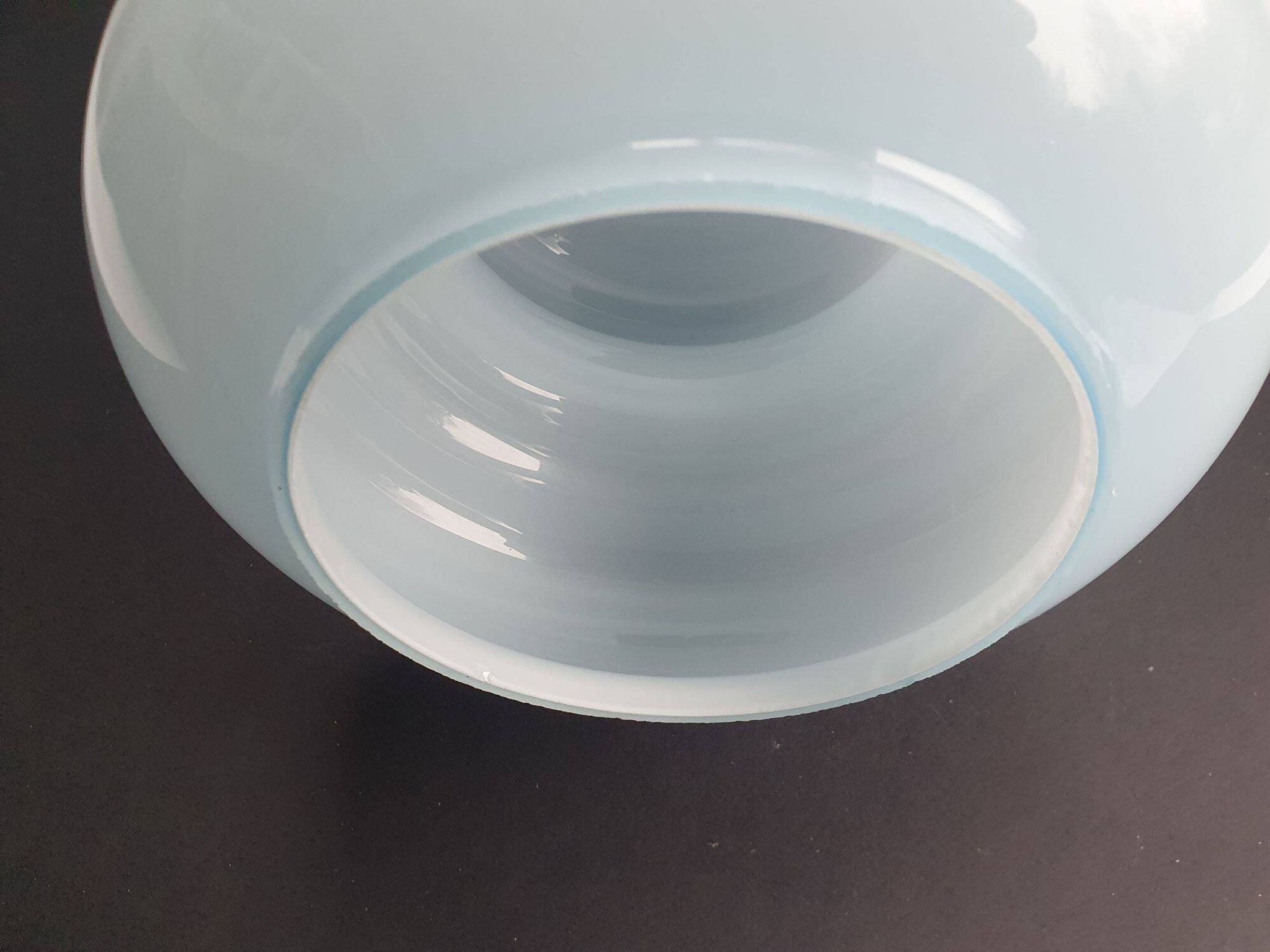 Suspension baladeuse en verre opalin bleu vintage