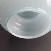 Suspension baladeuse en verre opalin bleu vintage