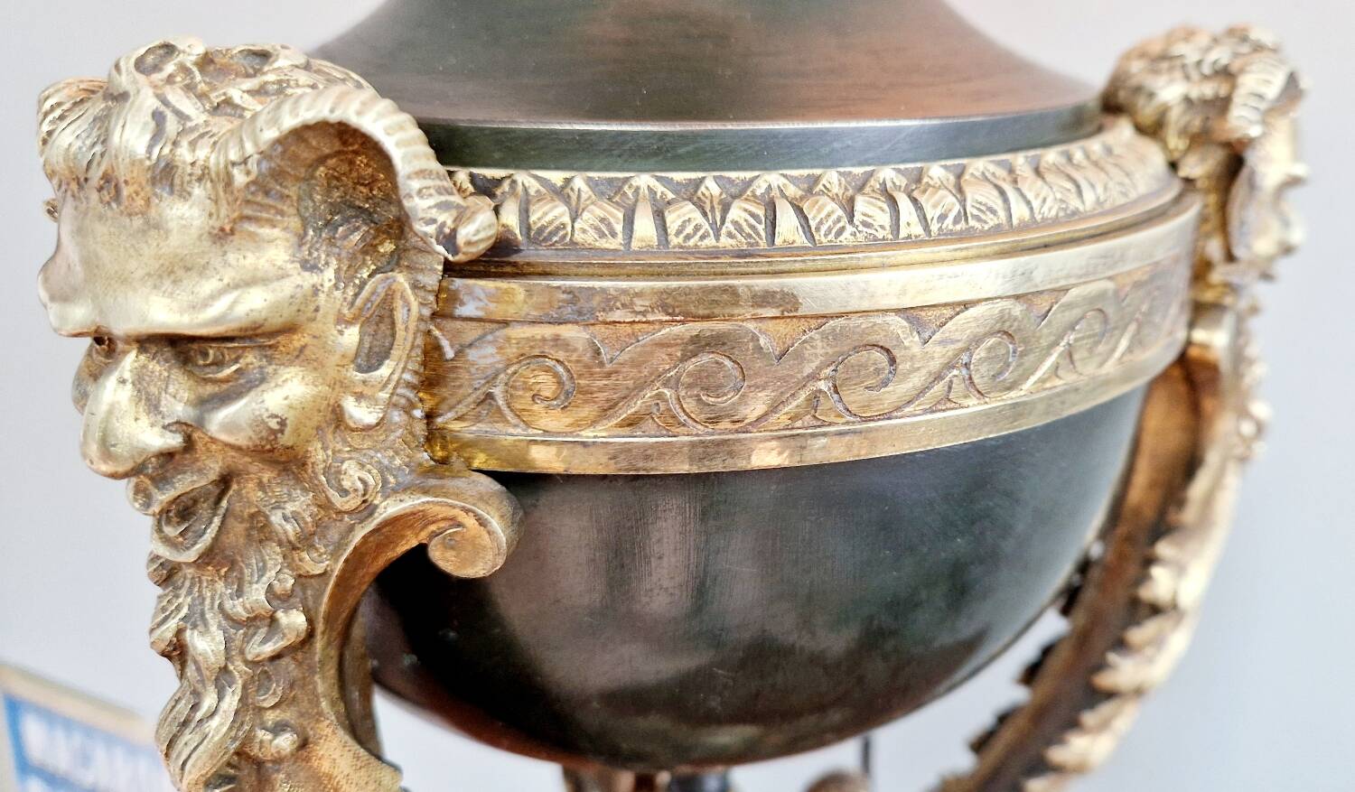 Lampe cassolette bronze doré style Empire XIXème