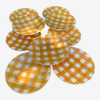 Set of nine flat ceramic plates yellow Scottish decoration in yellow/orange gridded ceramic
