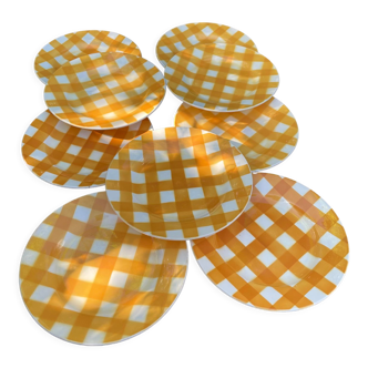 Lot de neuf assiettes plates en céramique décor écossais jaune en céramique quadrillé jaune/orangé