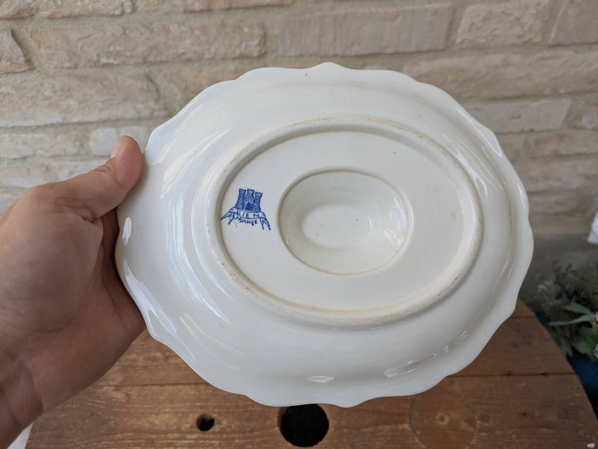 Ancienne saucière sur dormant fixe Gien France modèle Rouen avec arabesques