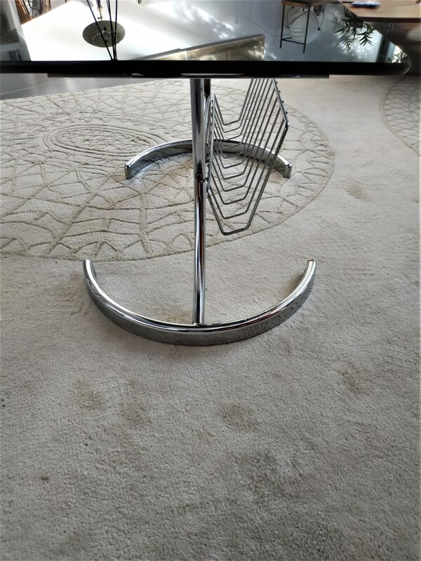 Table basse années 70 plateau de verre, piétement chromé avec porte-revues