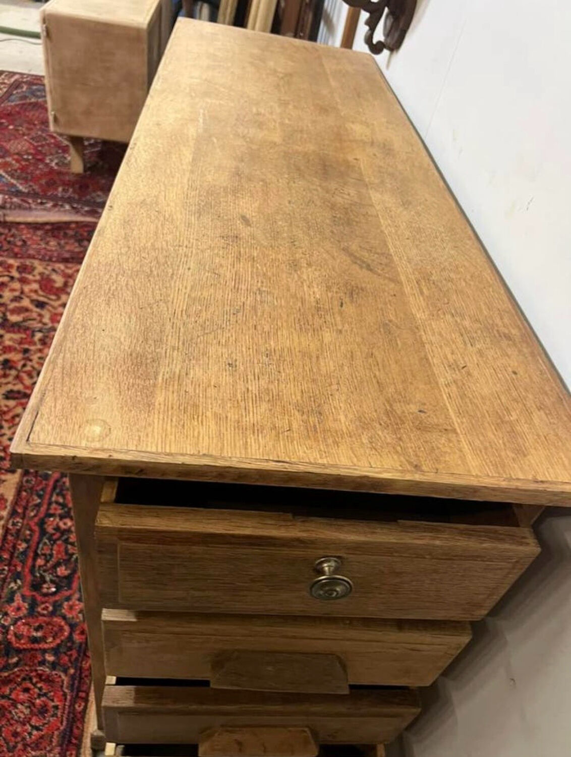 Ancien buffet en chêne à tiroirs