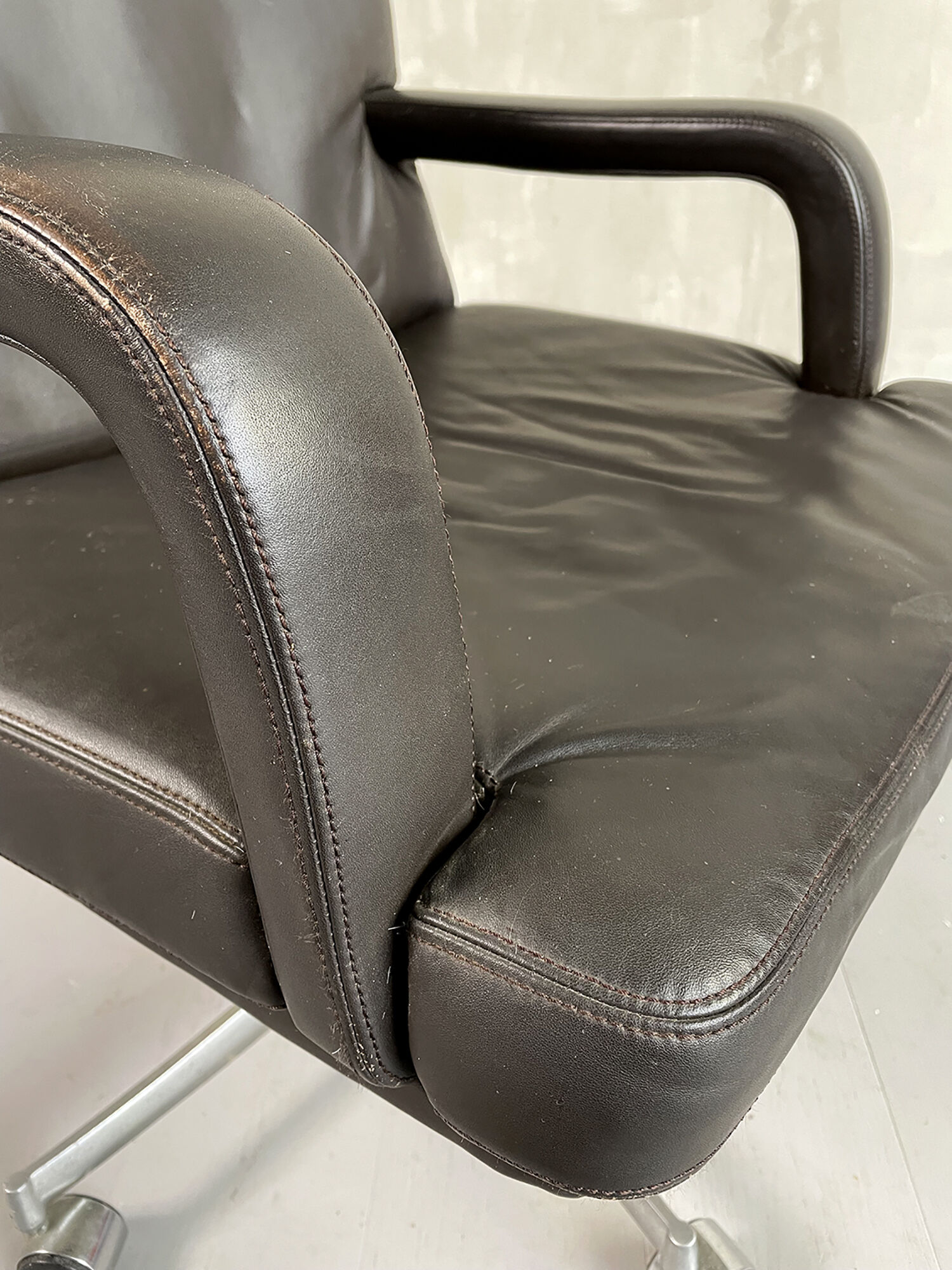 Leather armchair Mobilier International, 1970