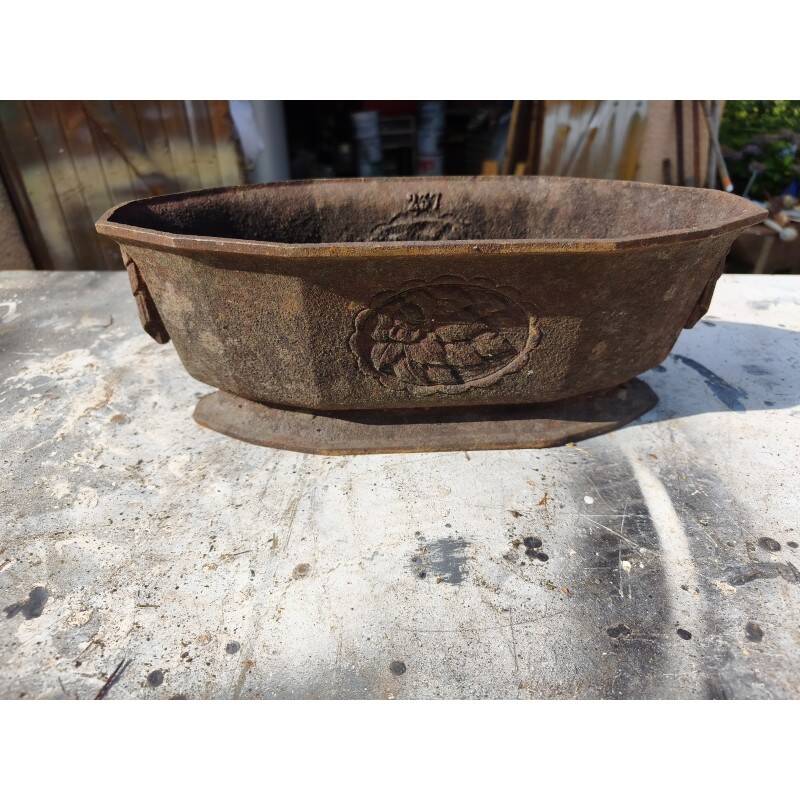 Cast iron planter from 1900 by the Charleville-Mézières establishments.